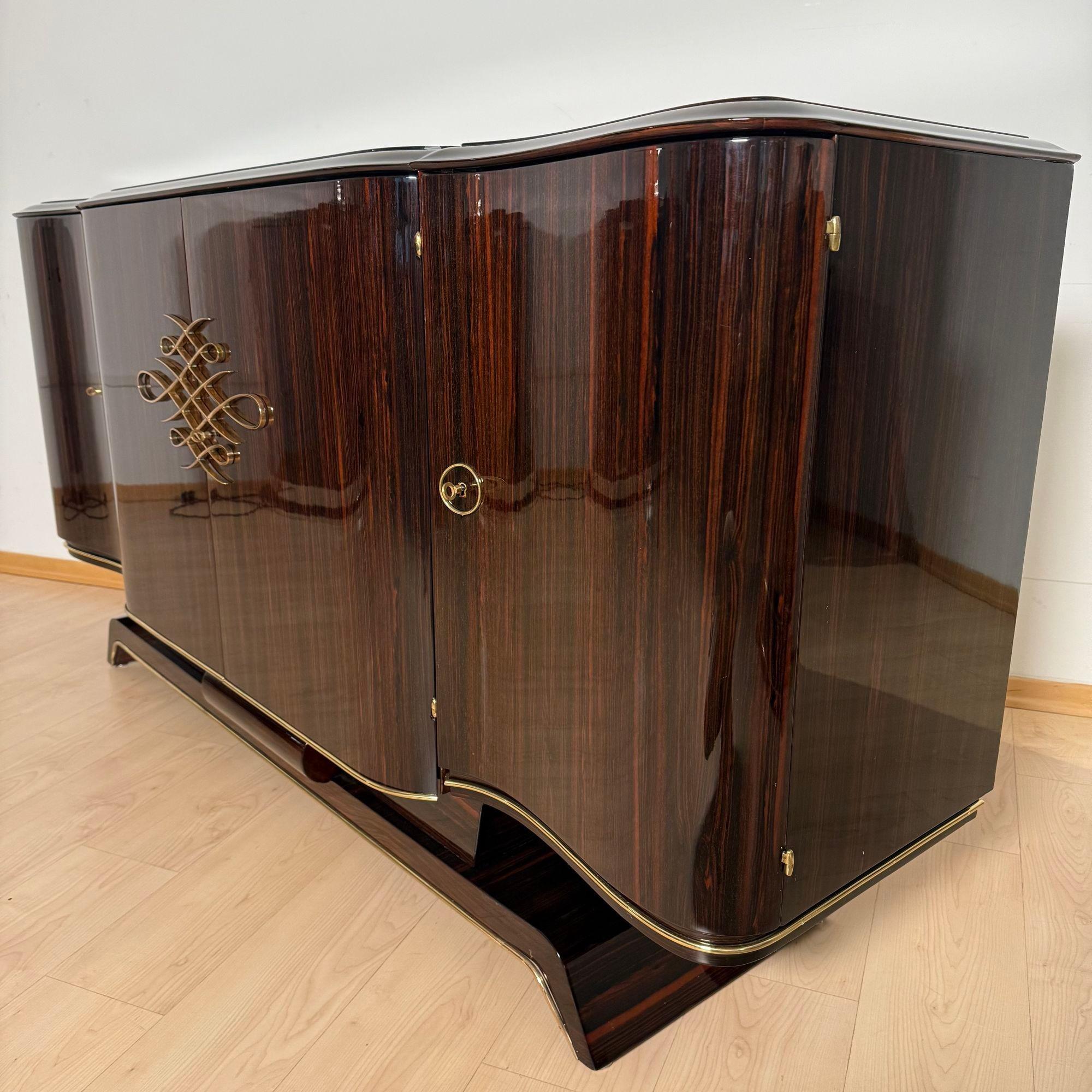 Laiton Buffet Art Deco, Ebène de Macassar et laiton, Paris circa 1930 en vente