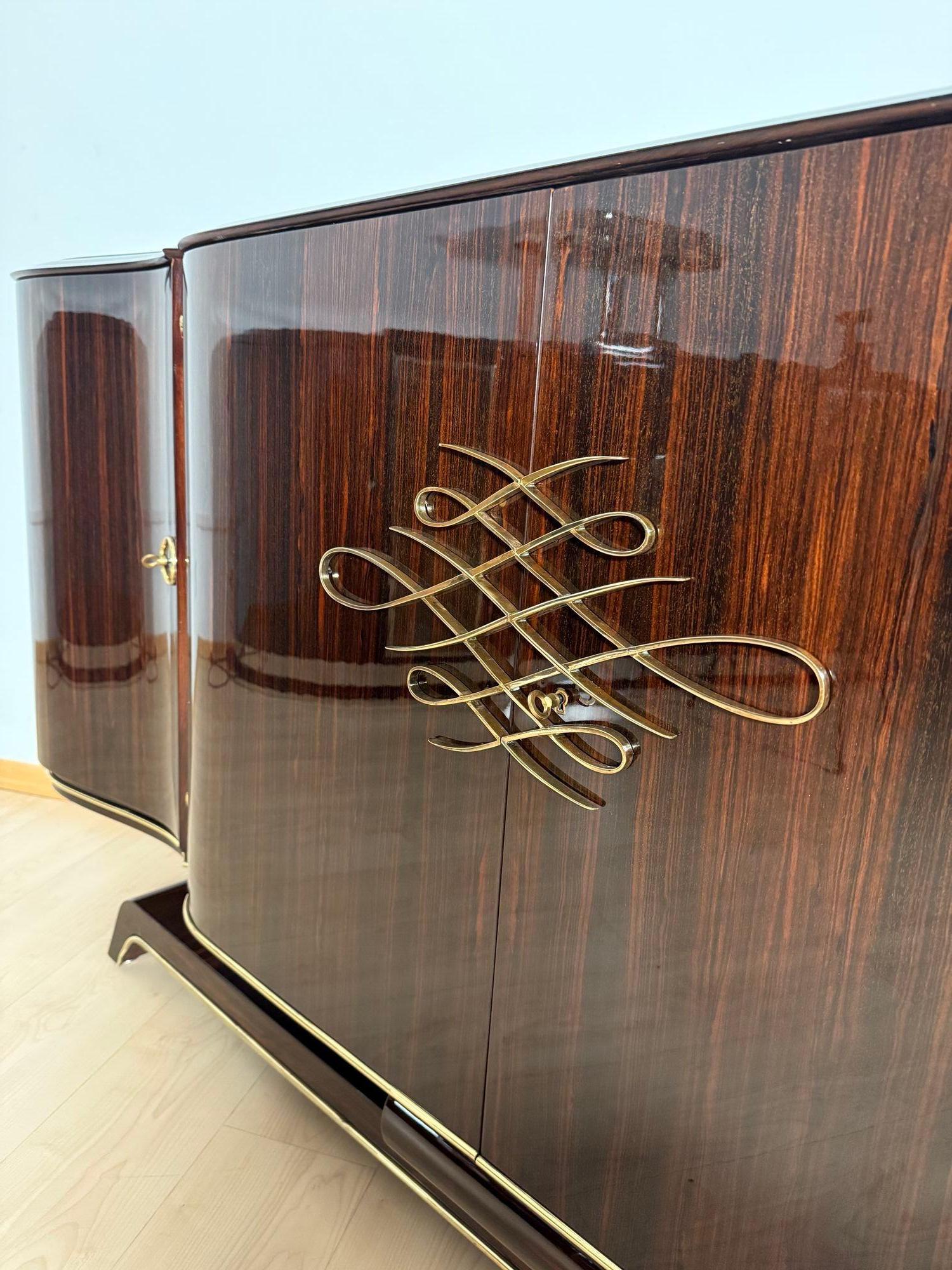 Buffet Art Deco, Ebène de Macassar et laiton, Paris circa 1930 en vente 1