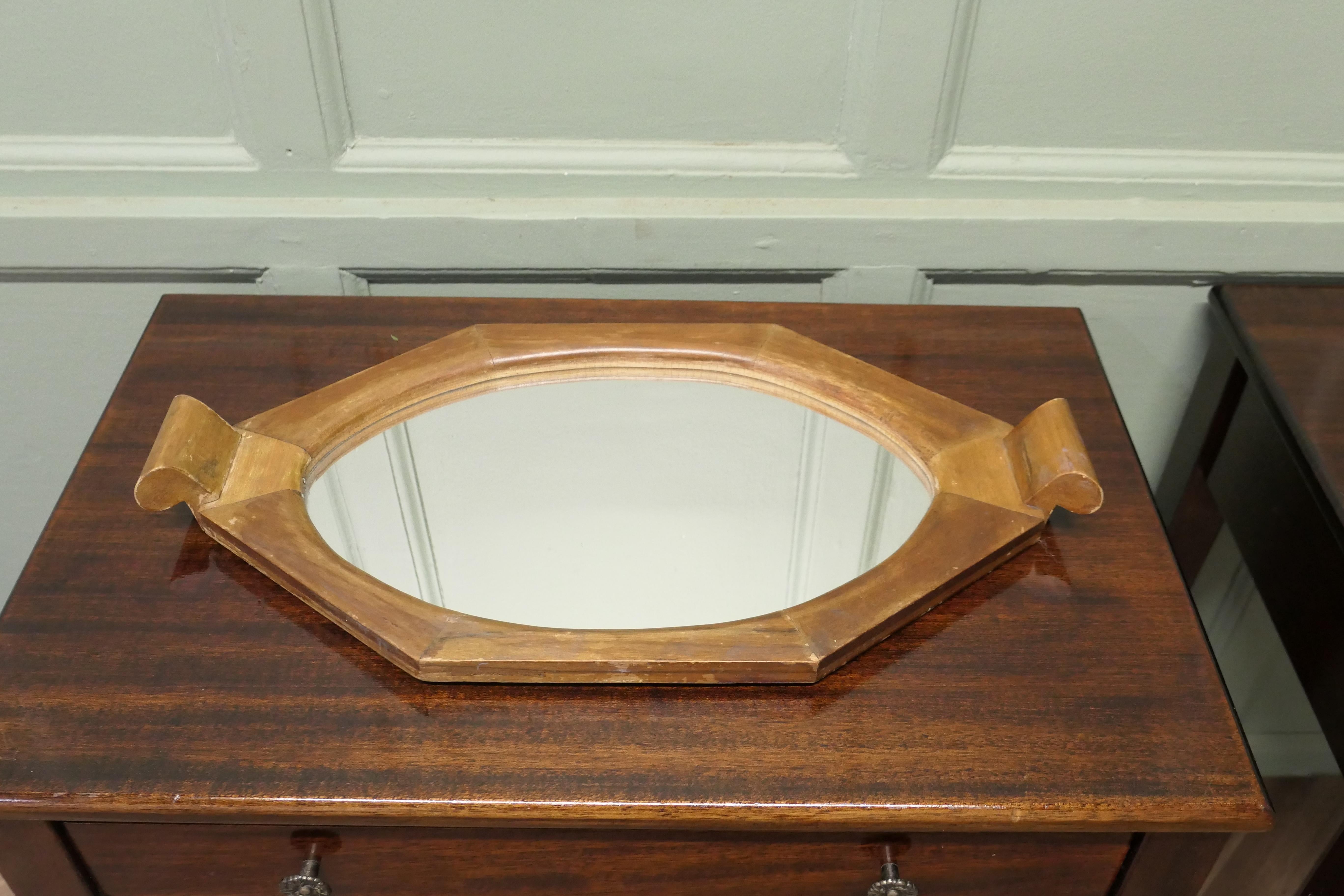 Art Deco Sideboard Mirror Tray

Une belle pièce de style, le plateau est fait avec un miroir au centre de son cadre à 6 côtés. Une pièce très utile et en bon état.
Le plateau a une hauteur de 2