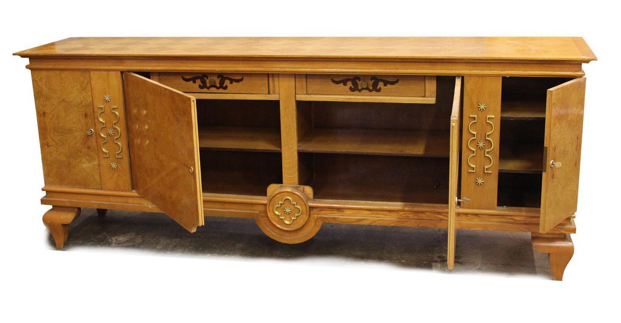 Buffet Art Déco ouvrant à quatre portes en frêne et placage de frêne, décorations en bronze, vers 1940. Dimensions : 98 x 249 x 54 cm : 98 x 249 x 54 cm.
