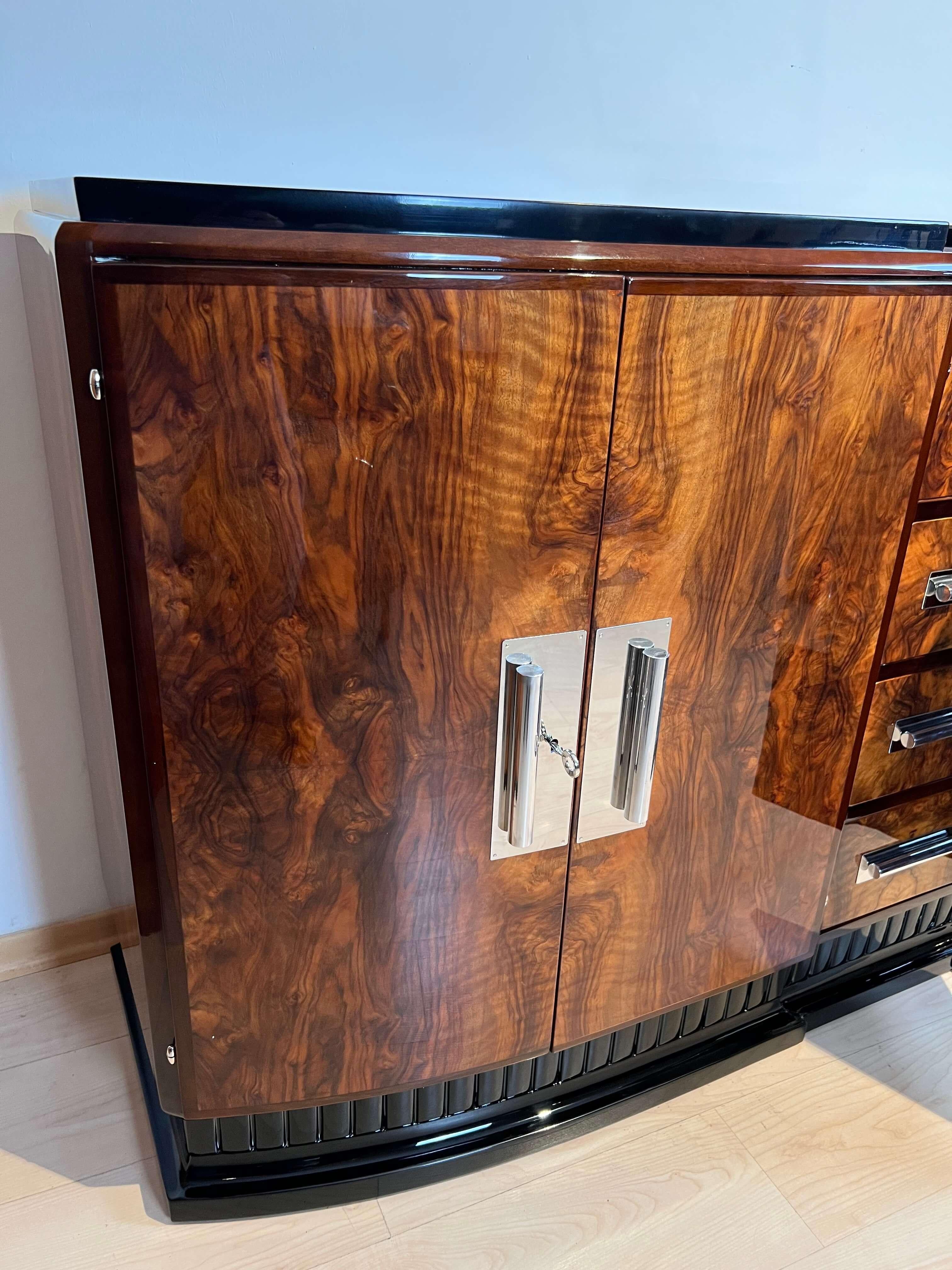 Large restored Art Deco Sideboard, Walnut Veneer, Black Lacquer, France ca. 1930 In Excellent Condition In Regensburg, DE