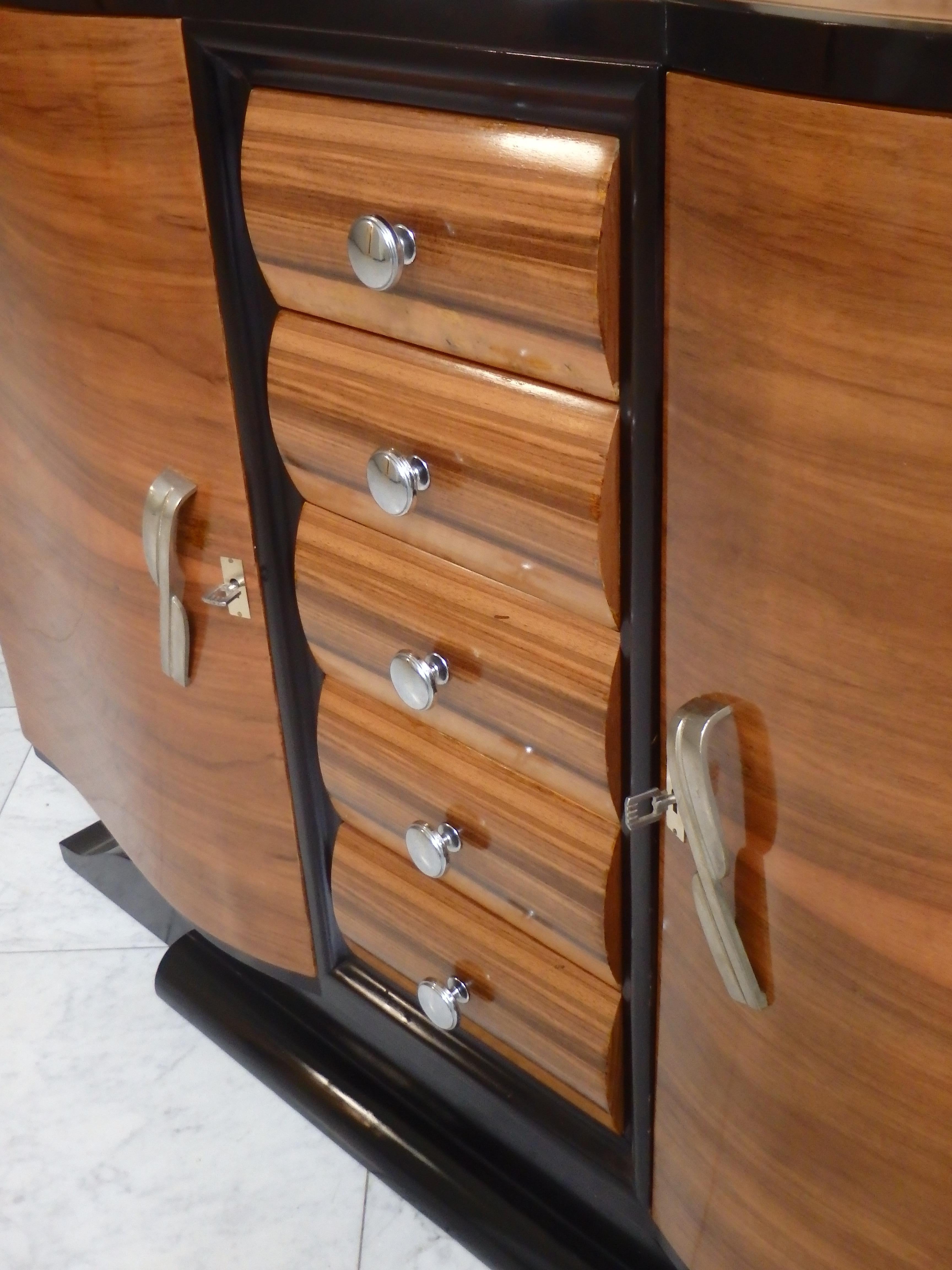 Credenza Art Déco a 5 cassetti con ante arrotondate, maniglie cromate, piede a baffo in vendita 6