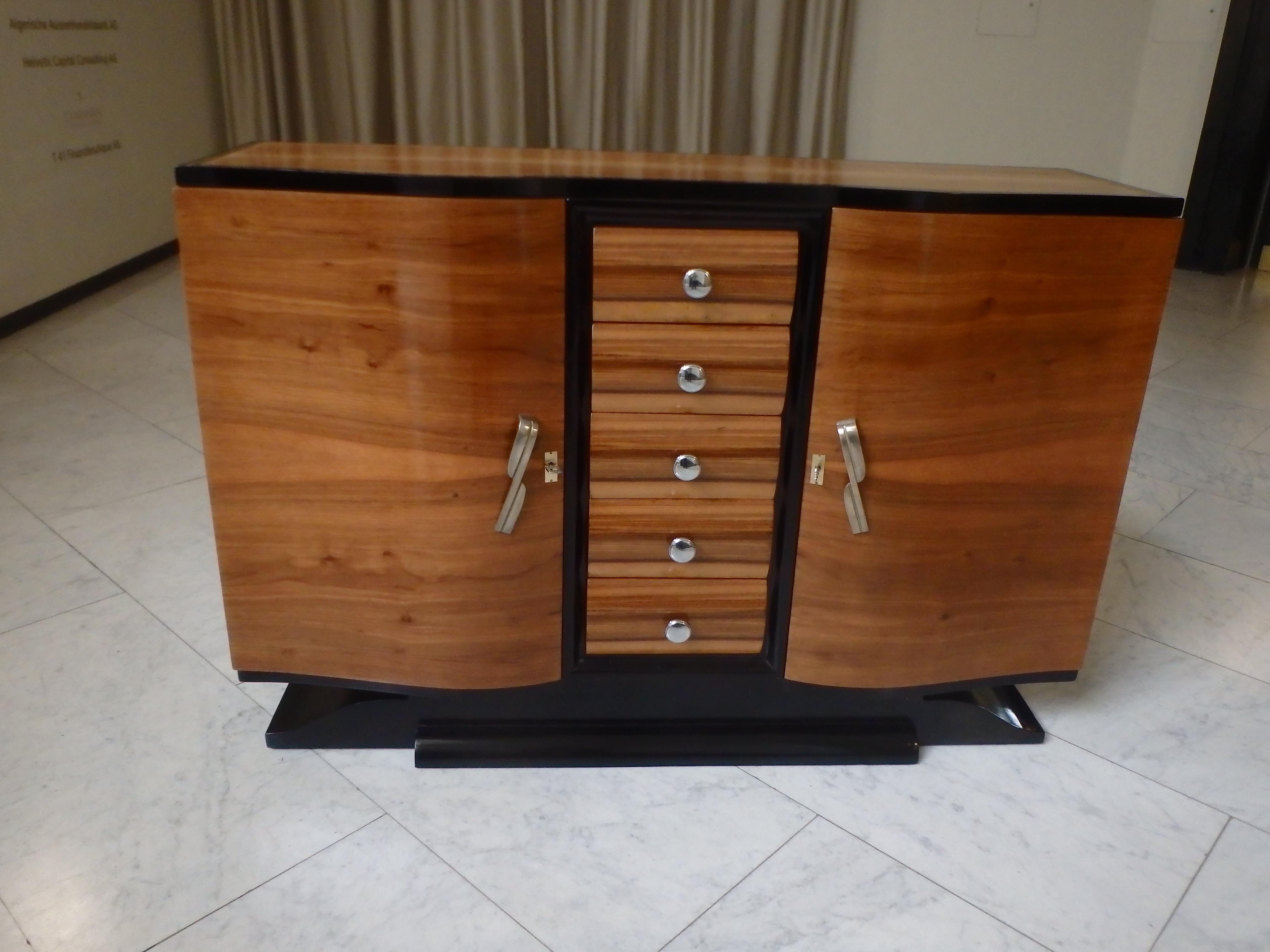 Credenza Art Déco a 5 cassetti con ante arrotondate, maniglie cromate, piede a baffo in vendita 8