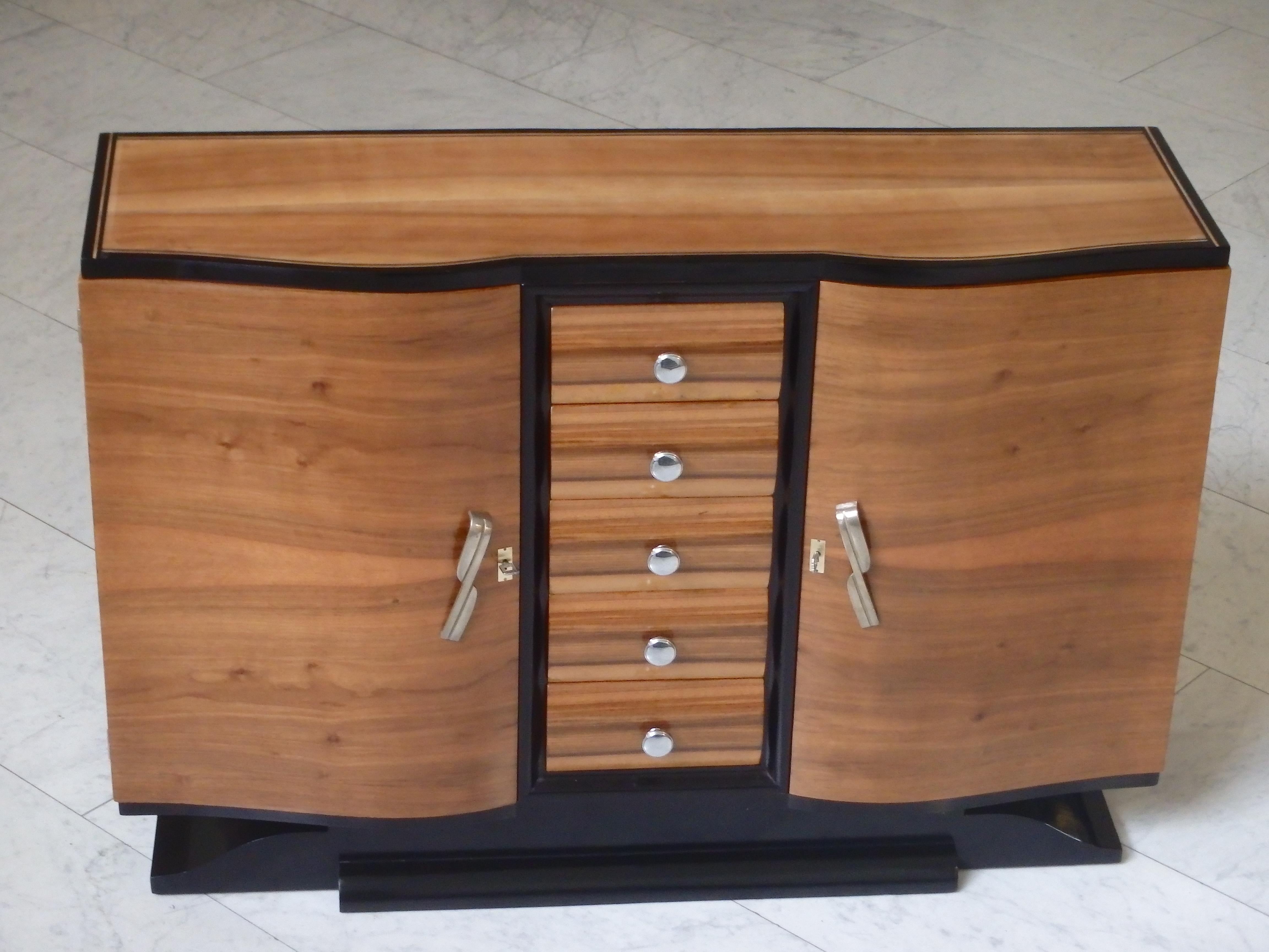 Credenza Art Déco a 5 cassetti con ante arrotondate, maniglie cromate, piede a baffo in vendita 11