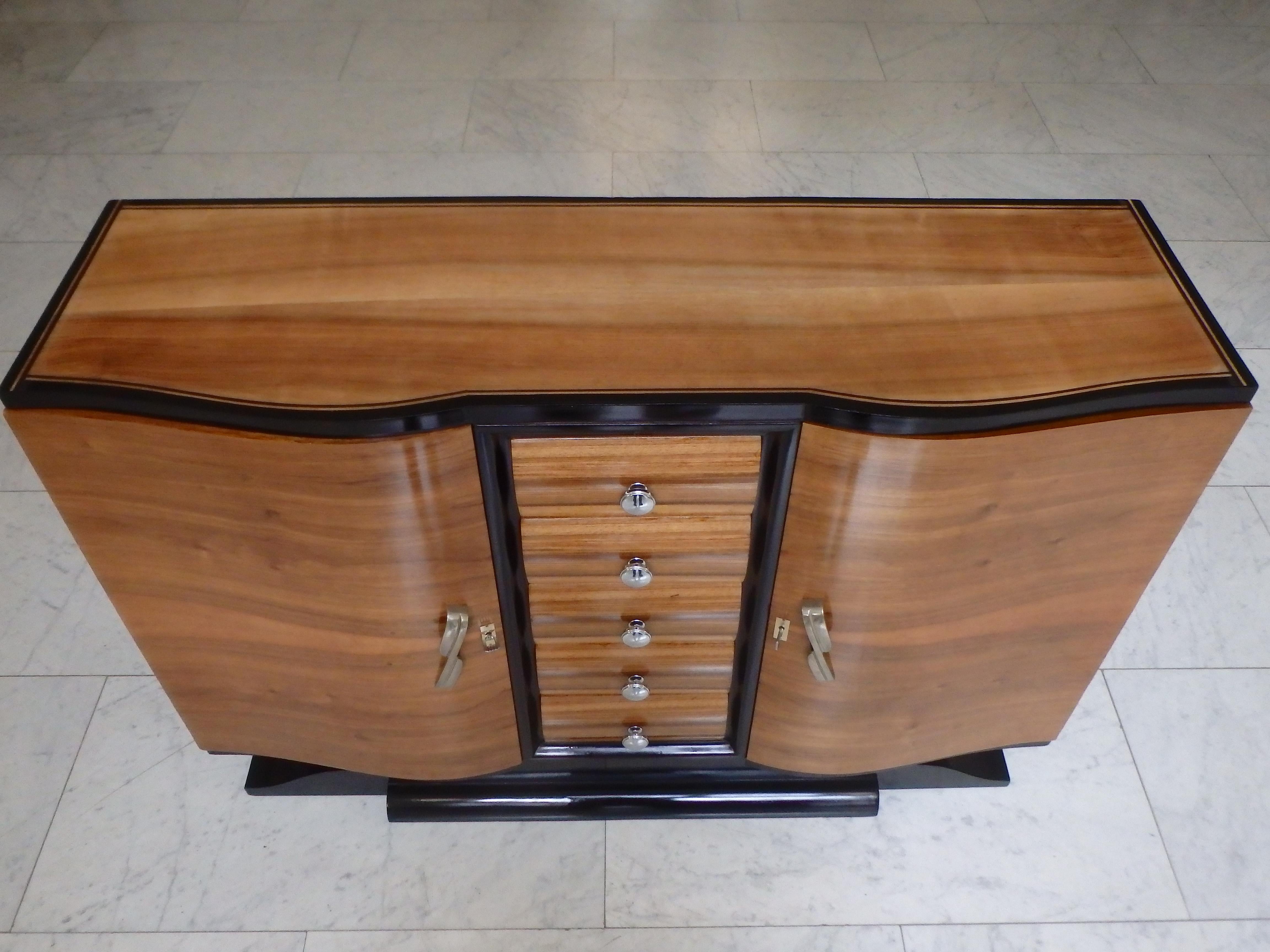 Cromo Credenza Art Déco a 5 cassetti con ante arrotondate, maniglie cromate, piede a baffo in vendita