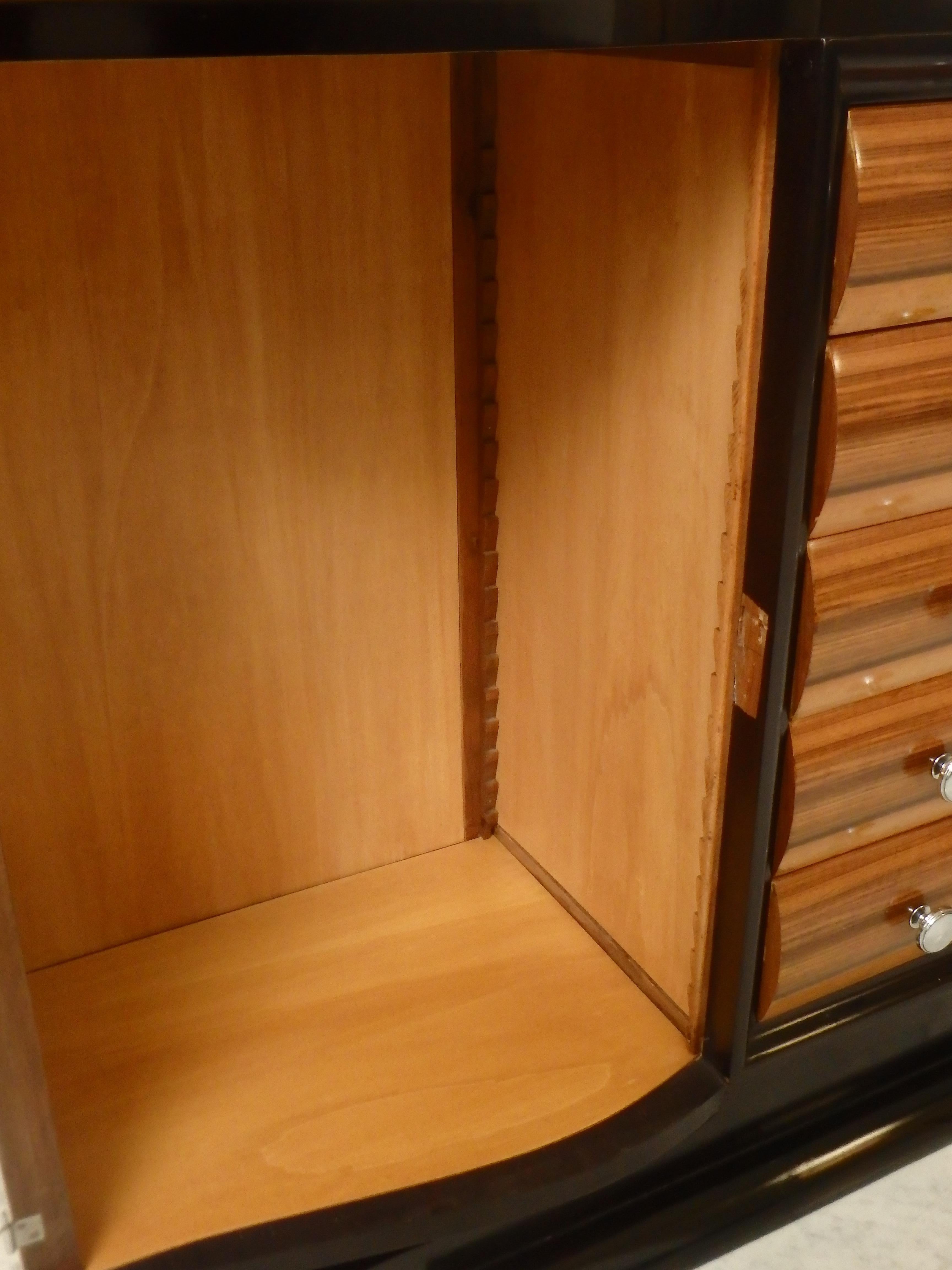 Credenza Art Déco a 5 cassetti con ante arrotondate, maniglie cromate, piede a baffo in vendita 1