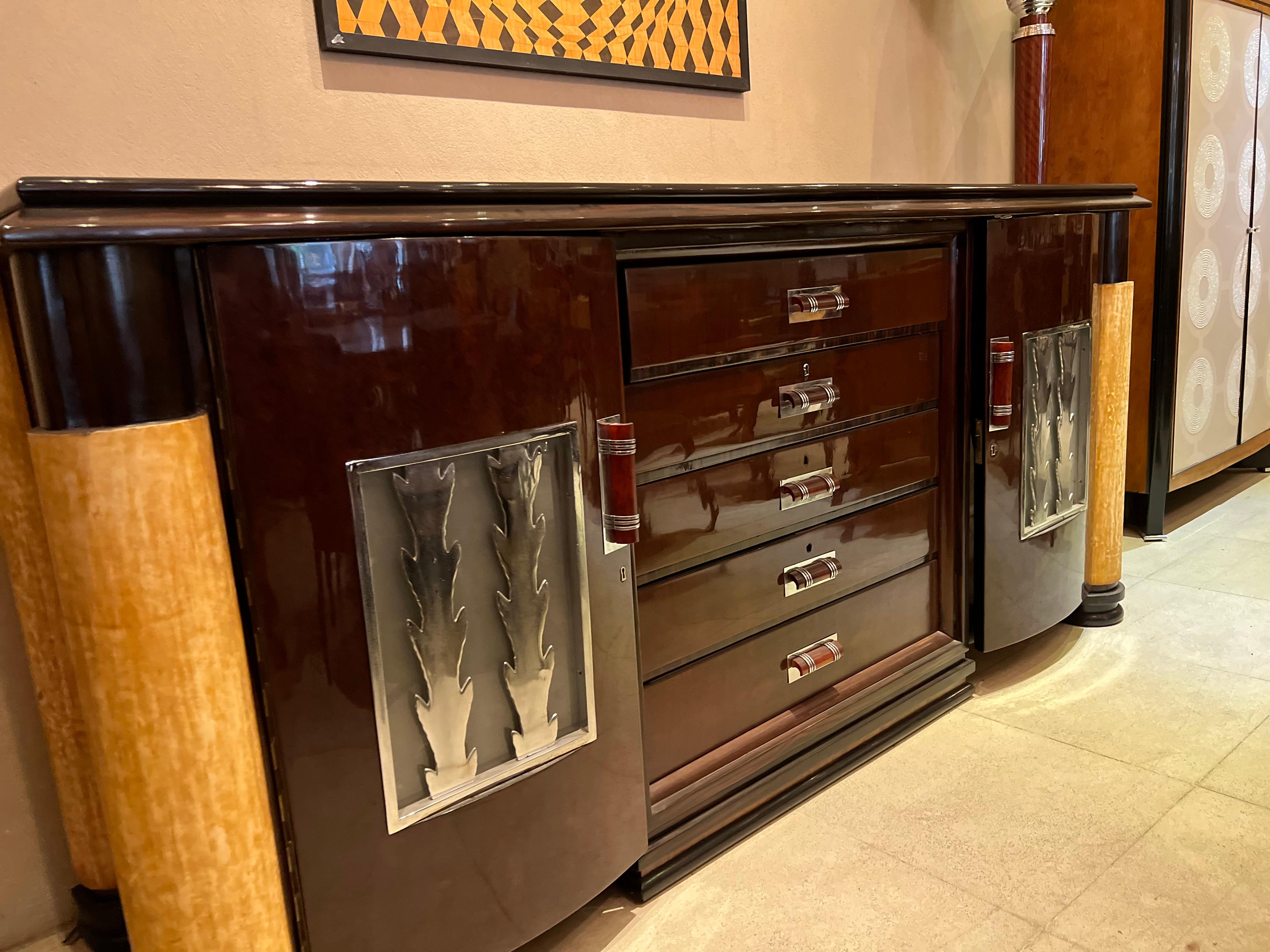 Buffet Art Déco avec tiroirs en bois, cuir parchemin et chrome bronze en vente 1