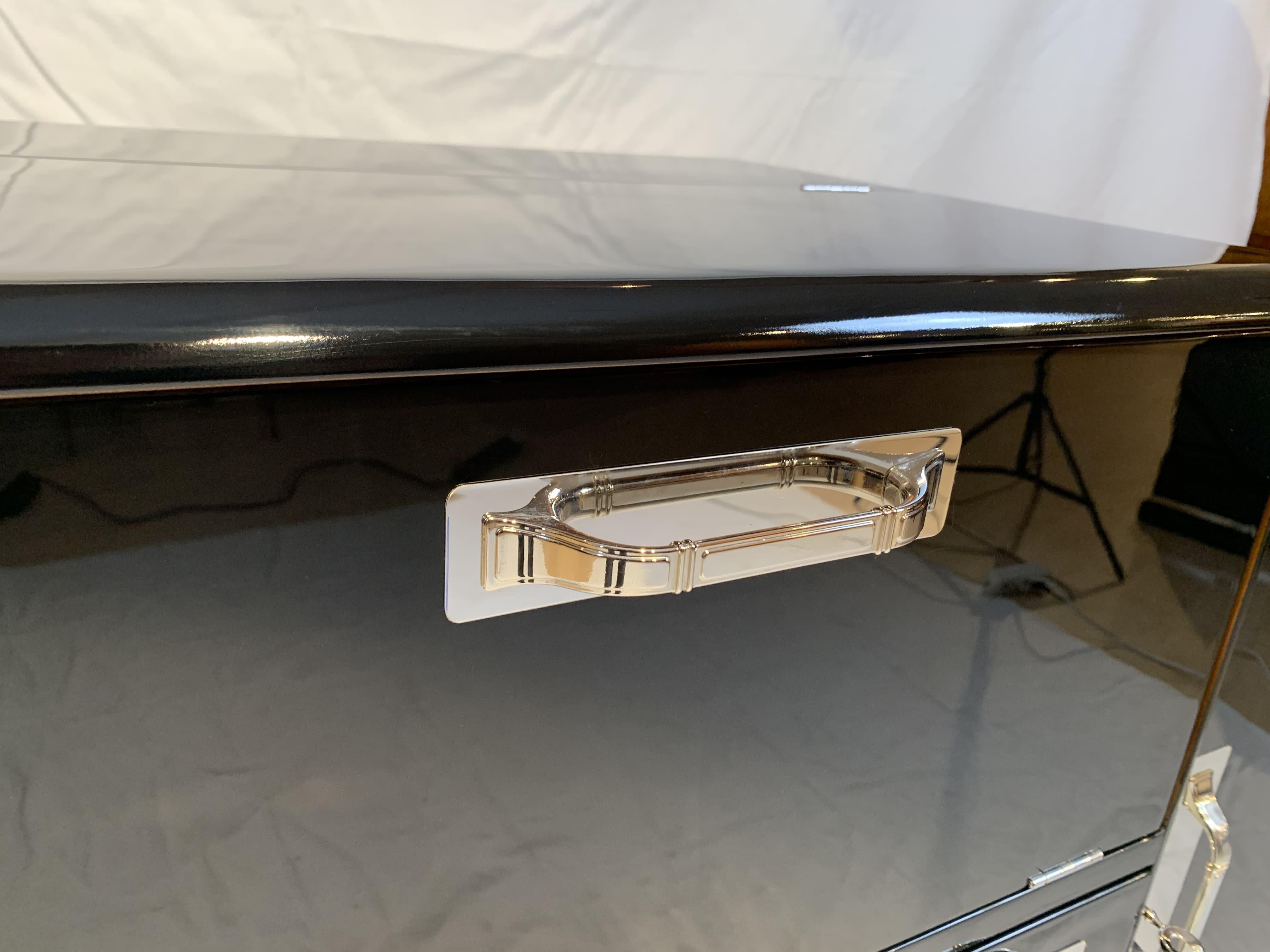 Art Deco Sideboard with Fold-Up Bar, Black Piano Lacquer, England, circa 1930s 6