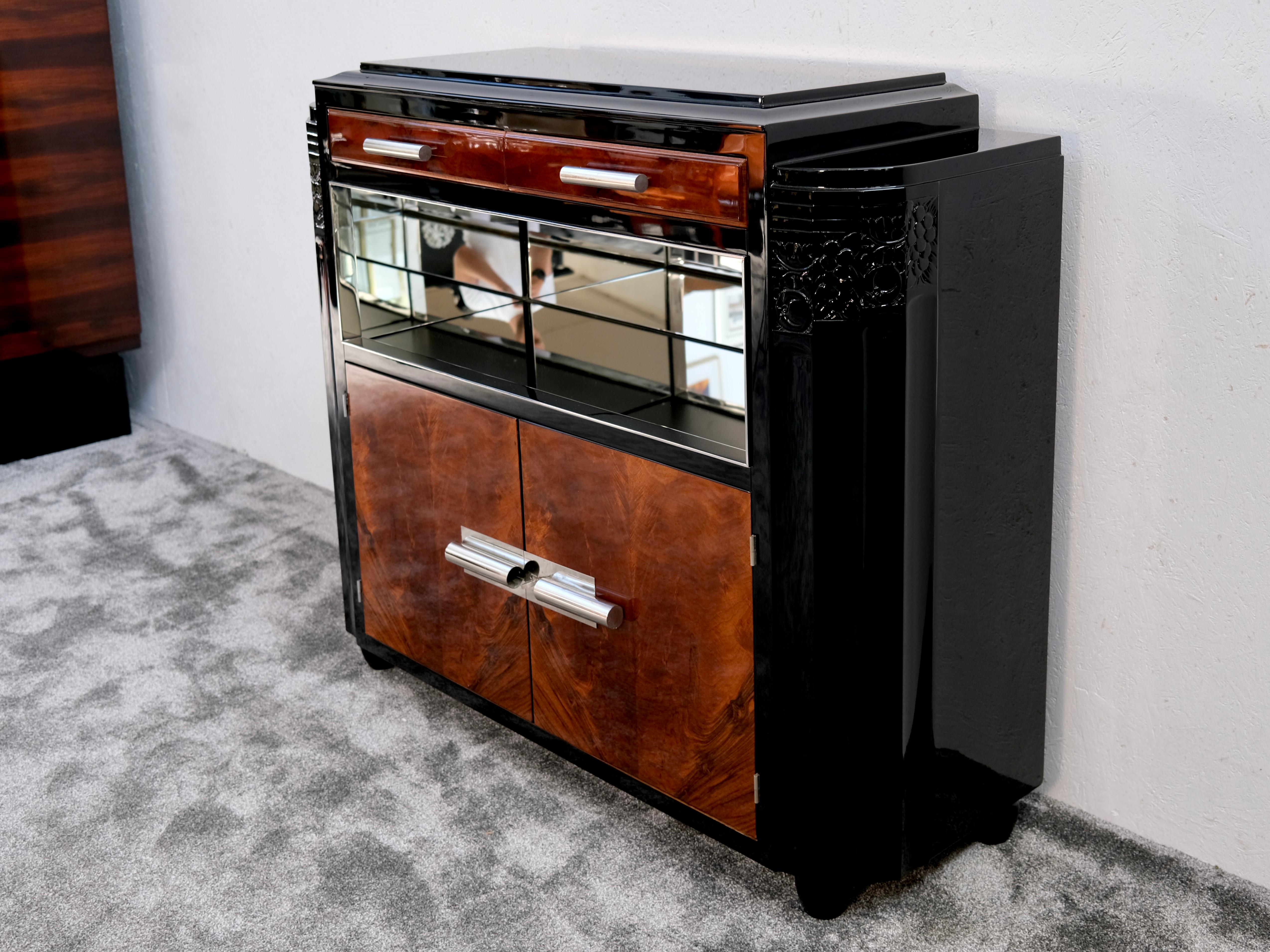 Art Deco Sideboard with Hidden Key in Nut Wood and Black Lacquer, France 1930s In Good Condition For Sale In Ulm, DE