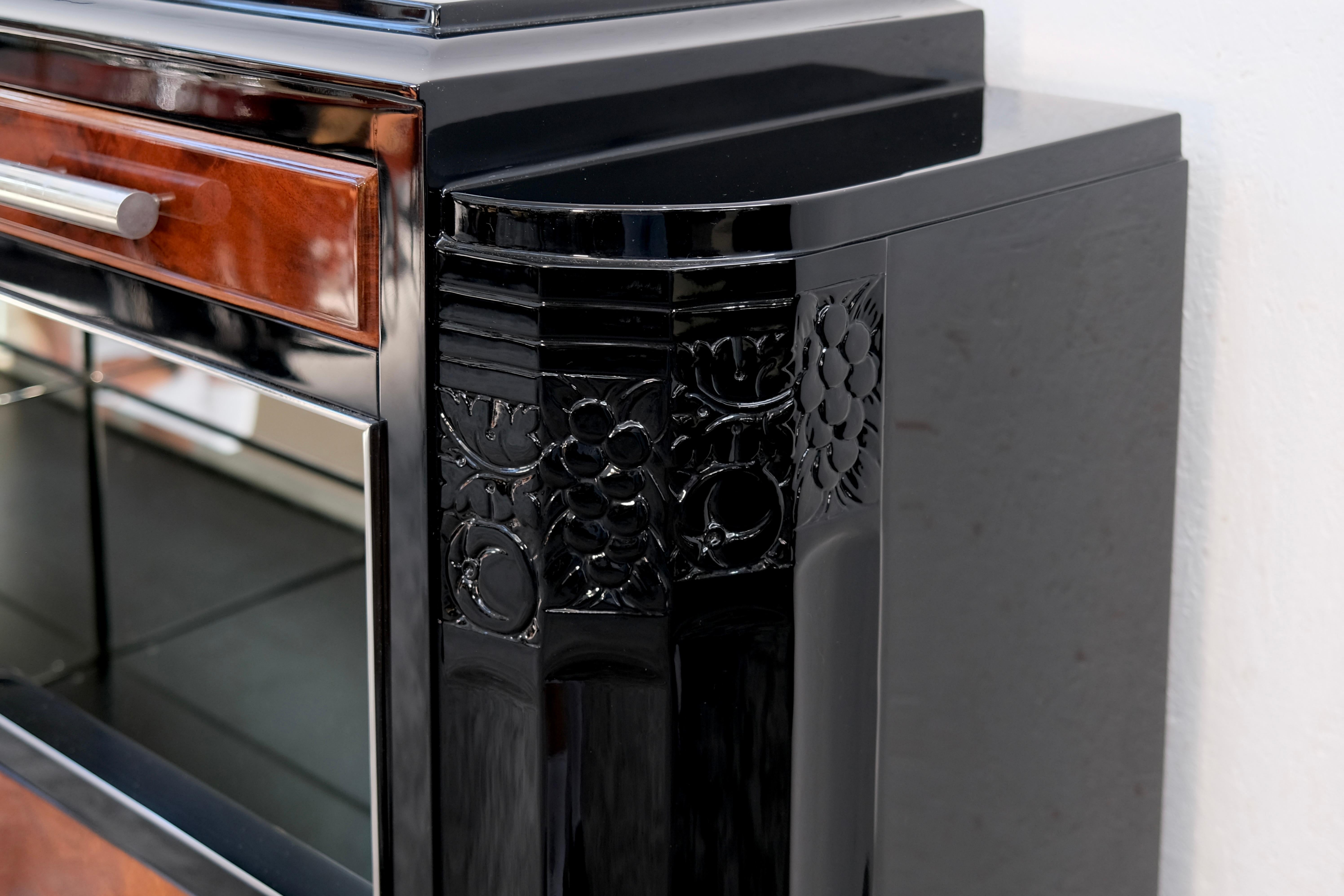 20th Century Art Deco Sideboard with Hidden Key in Nut Wood and Black Lacquer, France 1930s For Sale