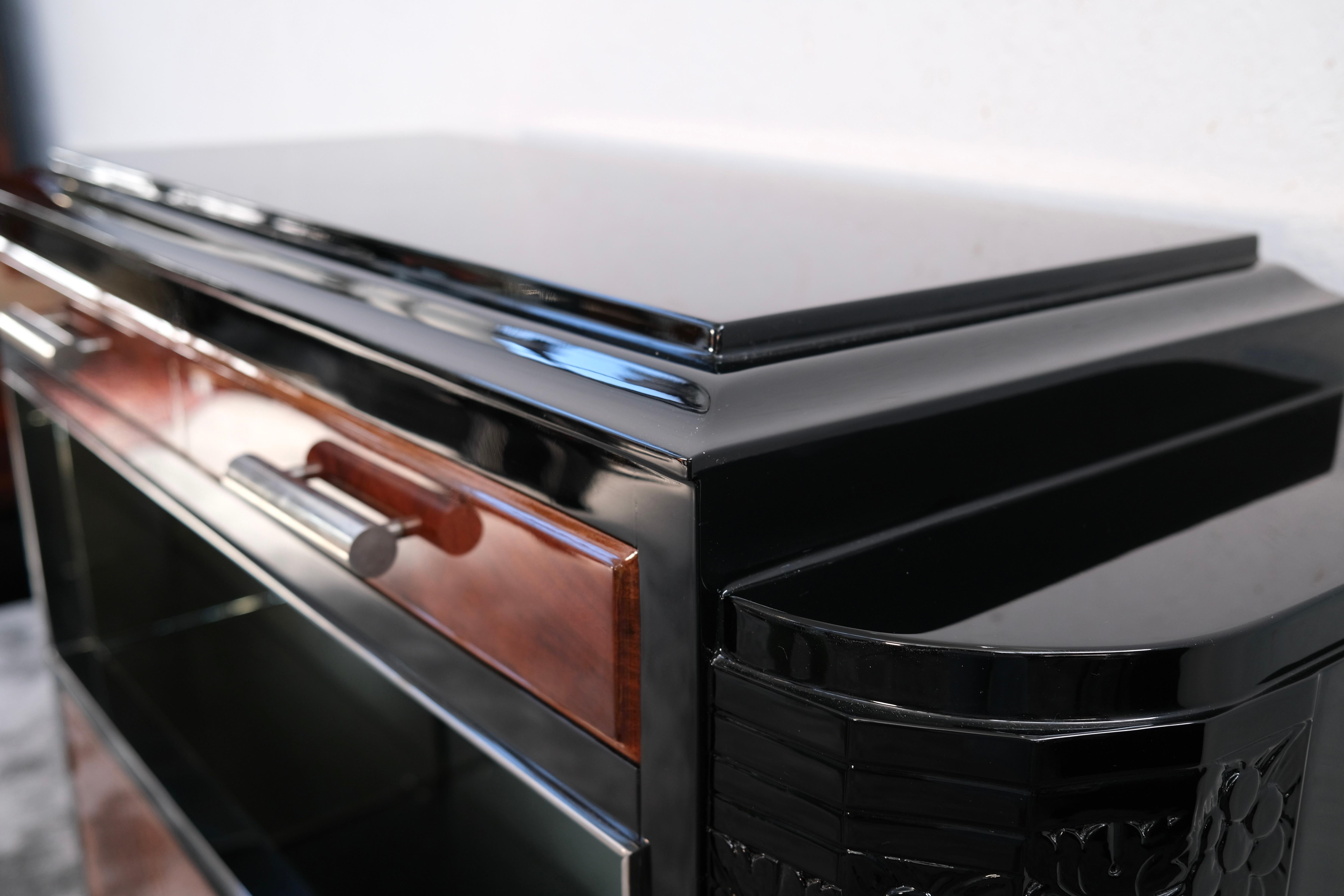Art Deco Sideboard with Hidden Key in Nut Wood and Black Lacquer, France 1930s For Sale 1