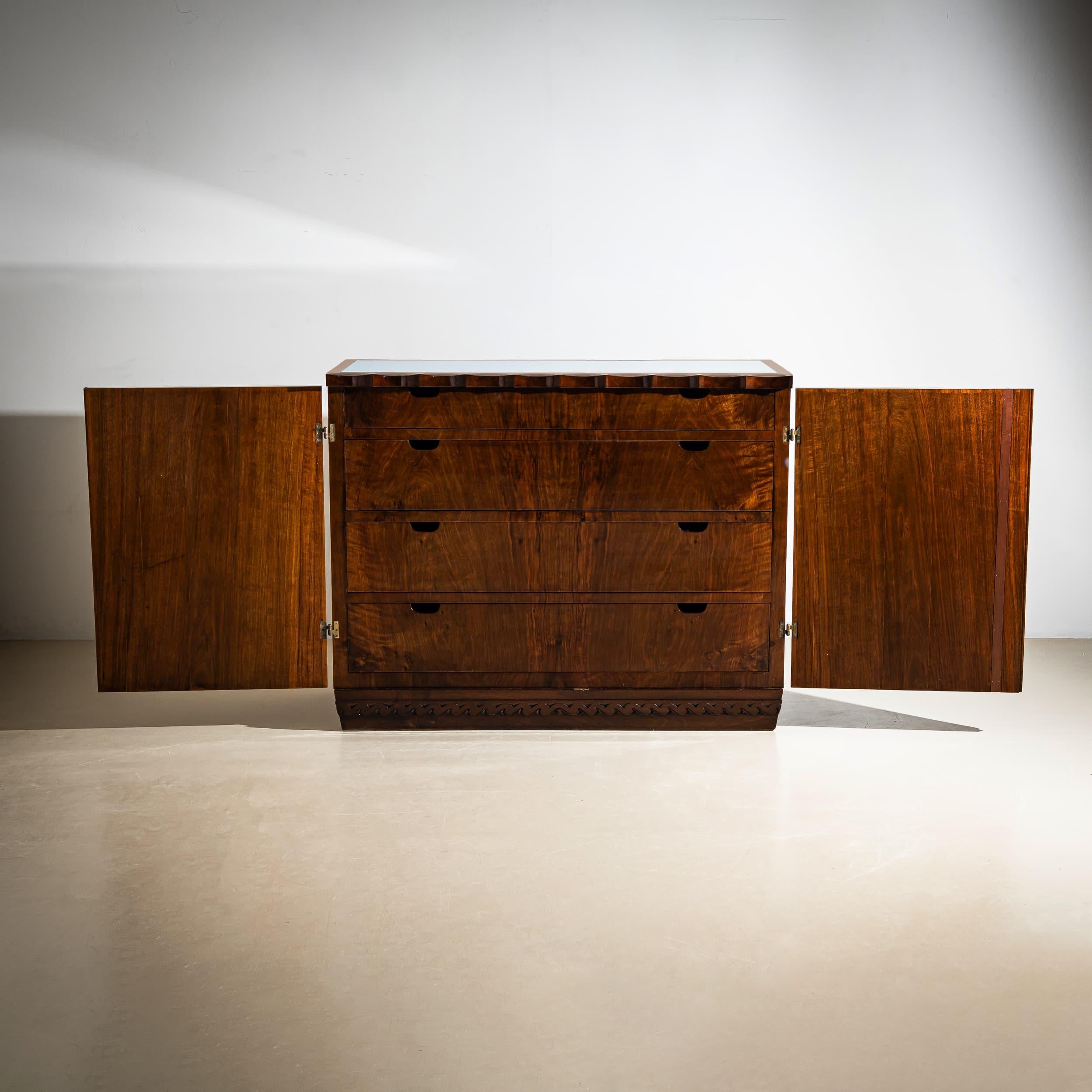Aparador Art Déco con frente ondulado, atribuido a Osvaldo Borsani Italiano en venta
