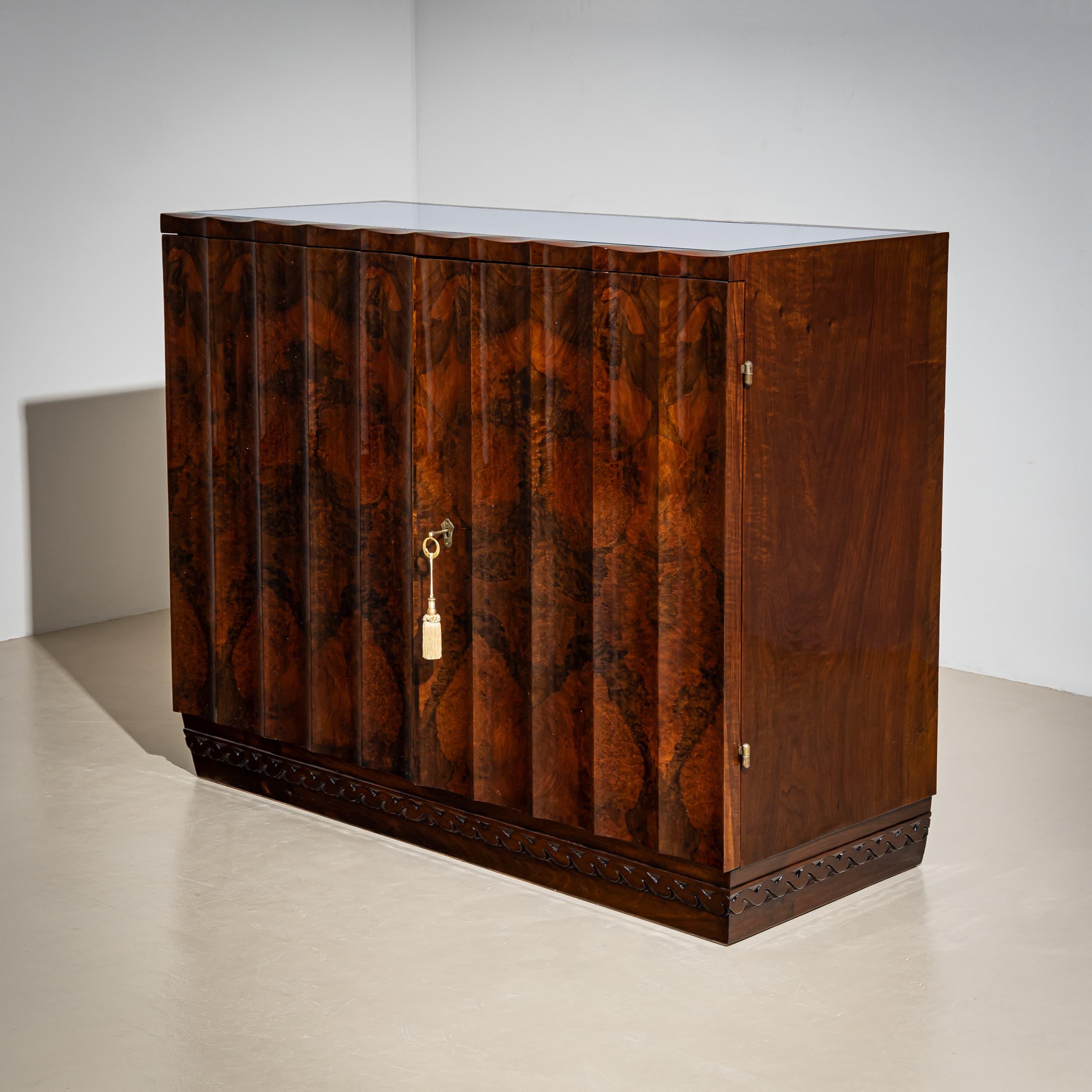 Aparador Art Déco con frente ondulado, atribuido a Osvaldo Borsani en Bueno estado para la venta en New York, NY