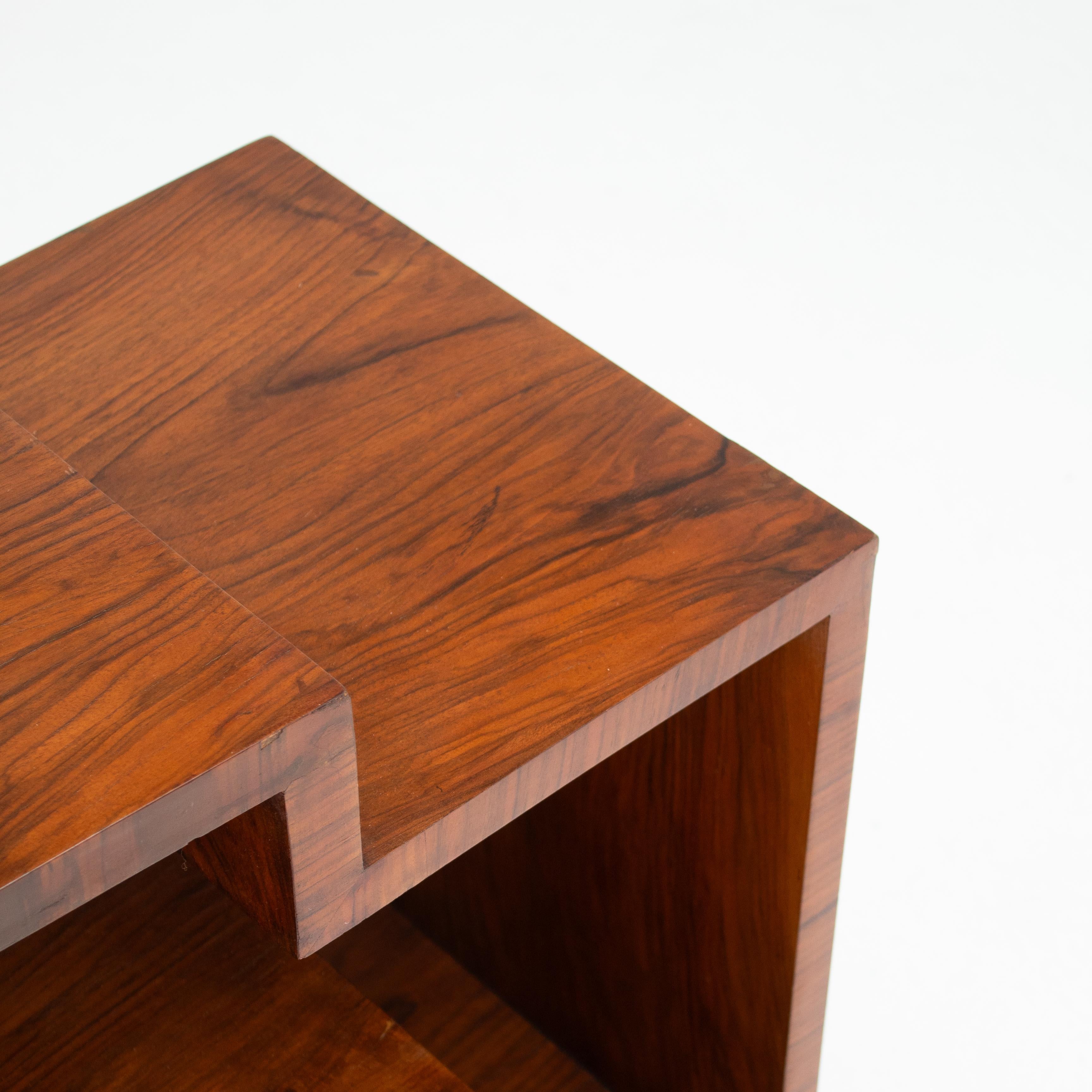Dieser Art-Déco-Beistelltisch spiegelt den Geist der 1930er Jahre wider, einer Zeit, in der sich das Design auf kühne Formen und reiche Oberflächen konzentrierte. Die abgestufte Form mit drei Ebenen wirkt wie ein kleines architektonisches Werk, das
