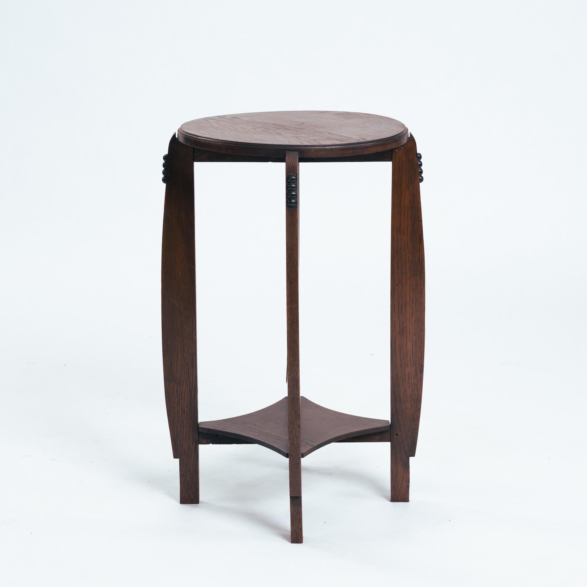 Table d'appoint Art déco haute et ronde, pouvant également servir de table basse ou de piédestal.
En chêne et motifs ronds abonisés dans le style de l'école d'Amsterdam.
Pays-Bas, années 1920/1930
Dimensions : L 45 x H 68 cm

Le mouvement