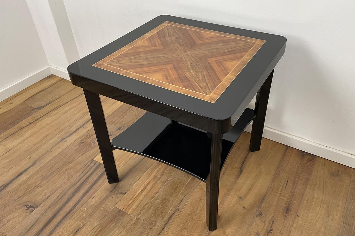 Mid-20th Century Art Deco Sidetable with Walnut and Black Piano Lacquer For Sale