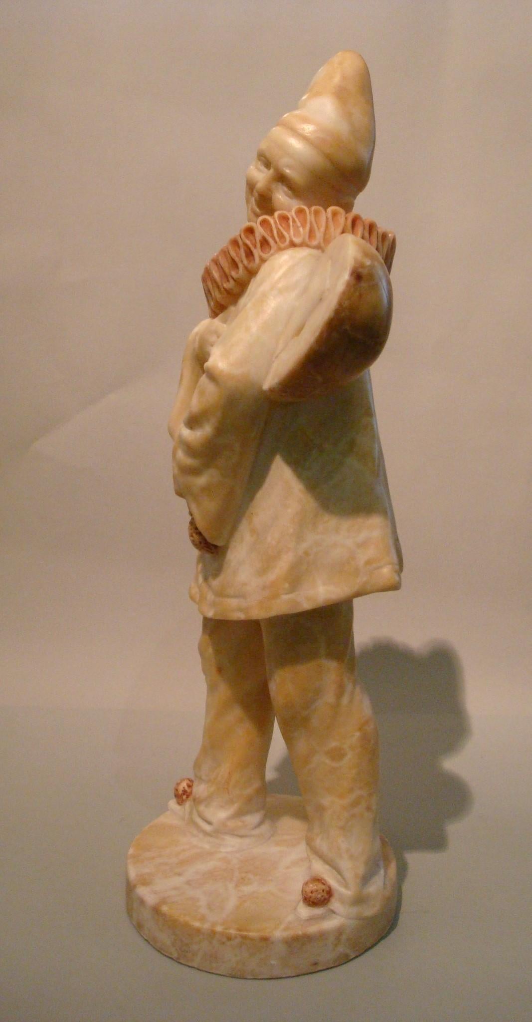 Sculpté à la main Sculpture de clown perroquet en albâtre signée Art Déco, années 1920 en vente