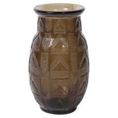 Vase Art déco en verre fumé gravé à l'acide, signé Daum, avec motif géométrique