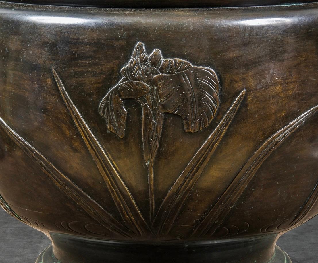 Art Decò Signed Oriental Bronze Vase For Sale 4