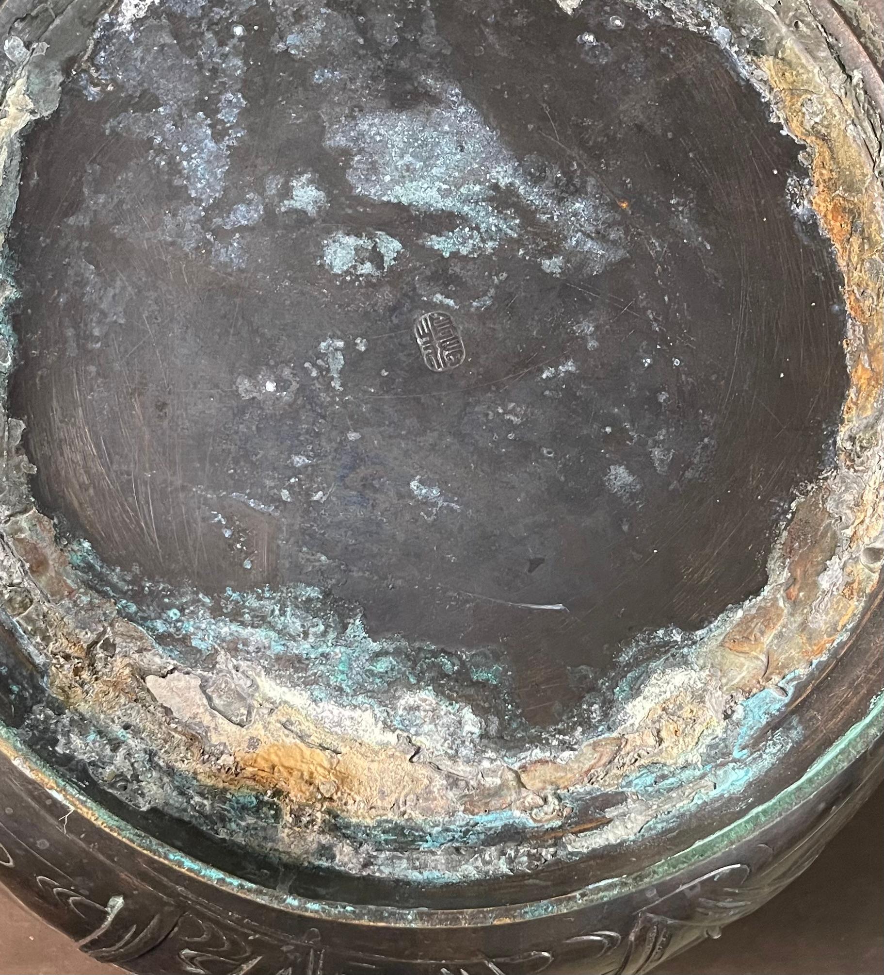 Asian Art Decò Signed Oriental Bronze Vase For Sale