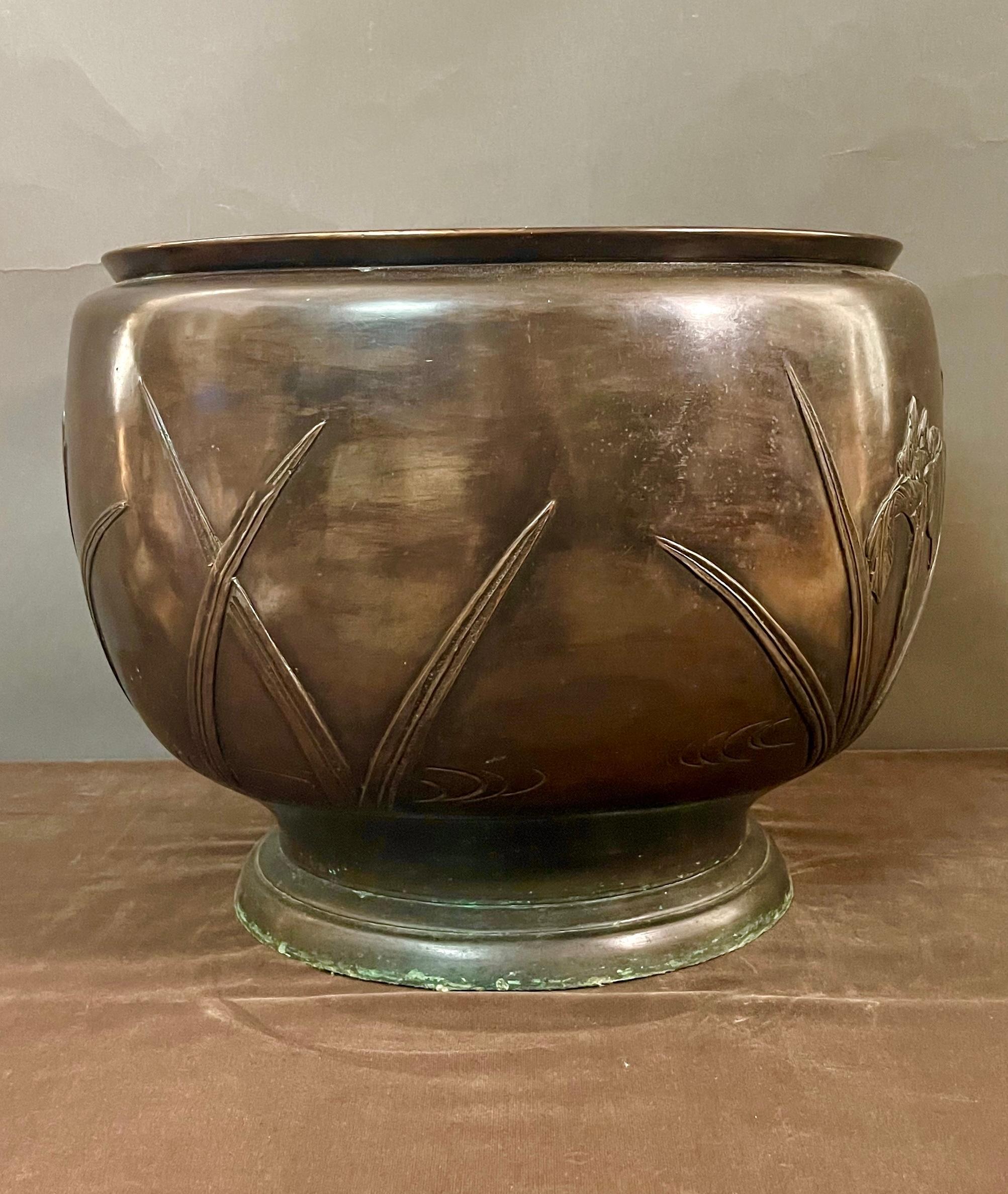 Mid-20th Century Art Decò Signed Oriental Bronze Vase For Sale