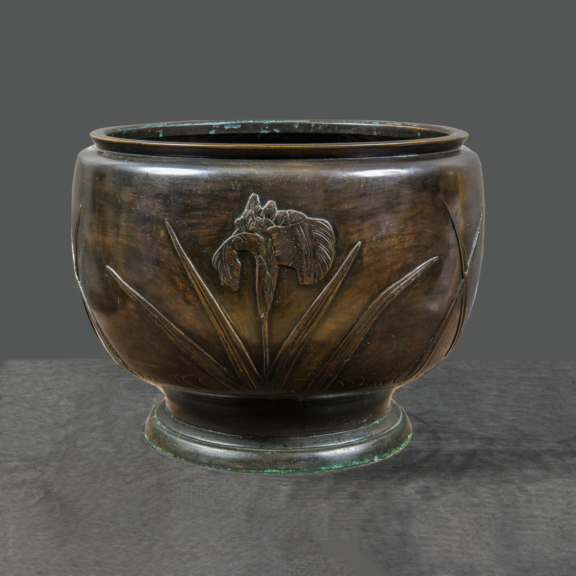 Art Decò Signed Oriental Bronze Vase For Sale 1