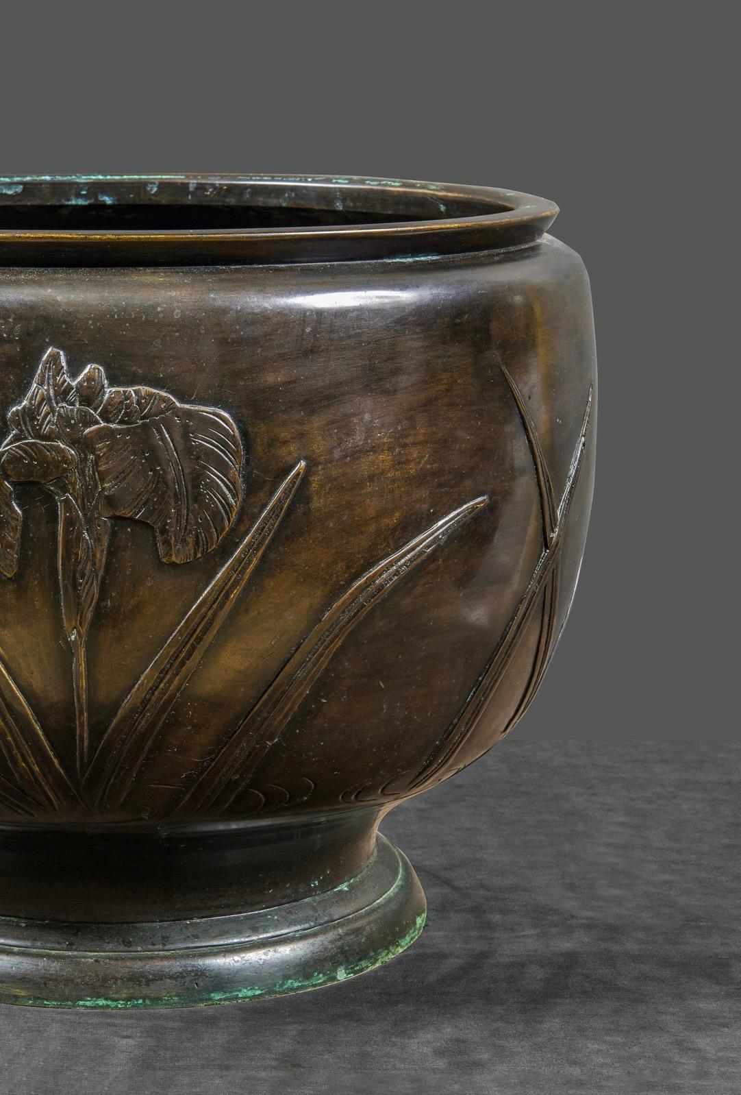 Art Decò Signed Oriental Bronze Vase For Sale 2
