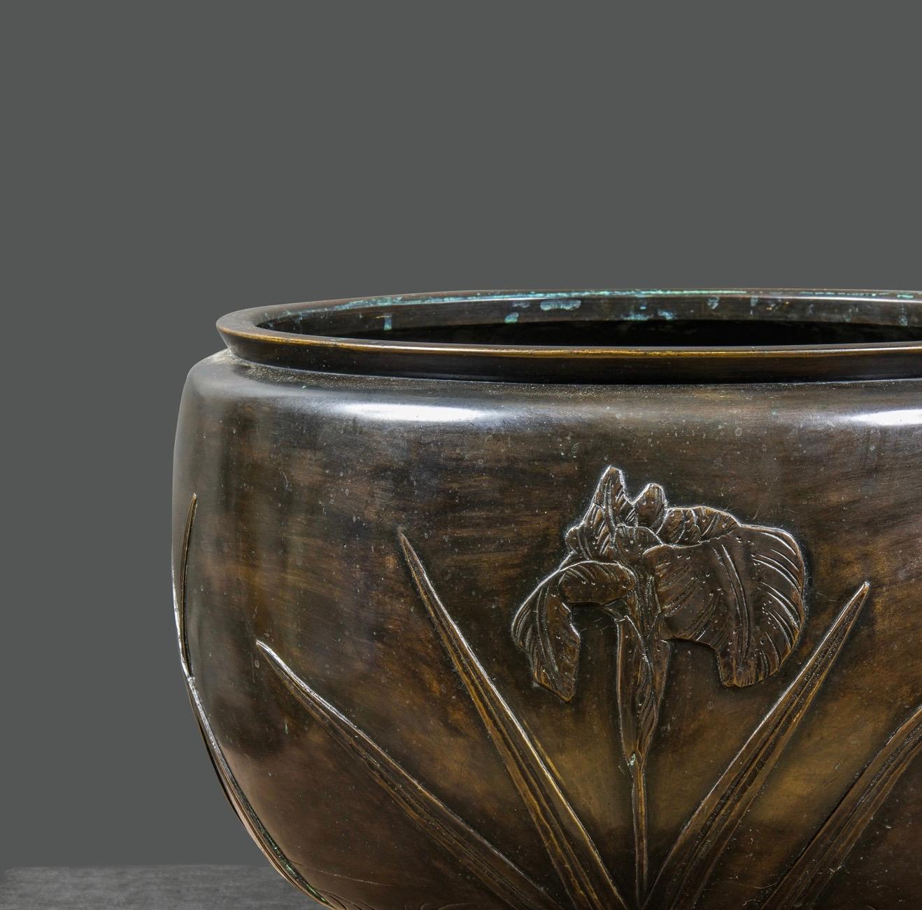 Art Decò Signed Oriental Bronze Vase For Sale 3