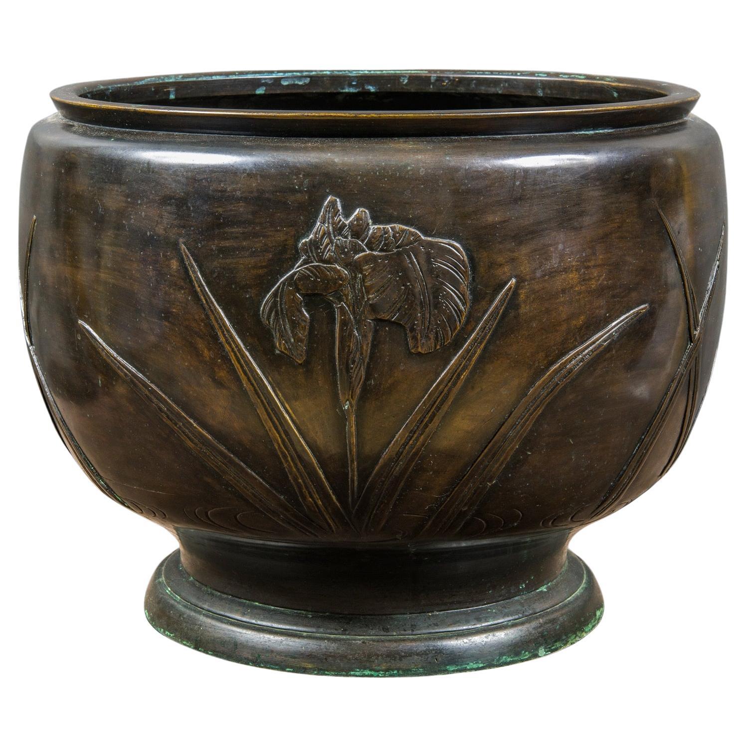 Art Decò Signed Oriental Bronze Vase For Sale