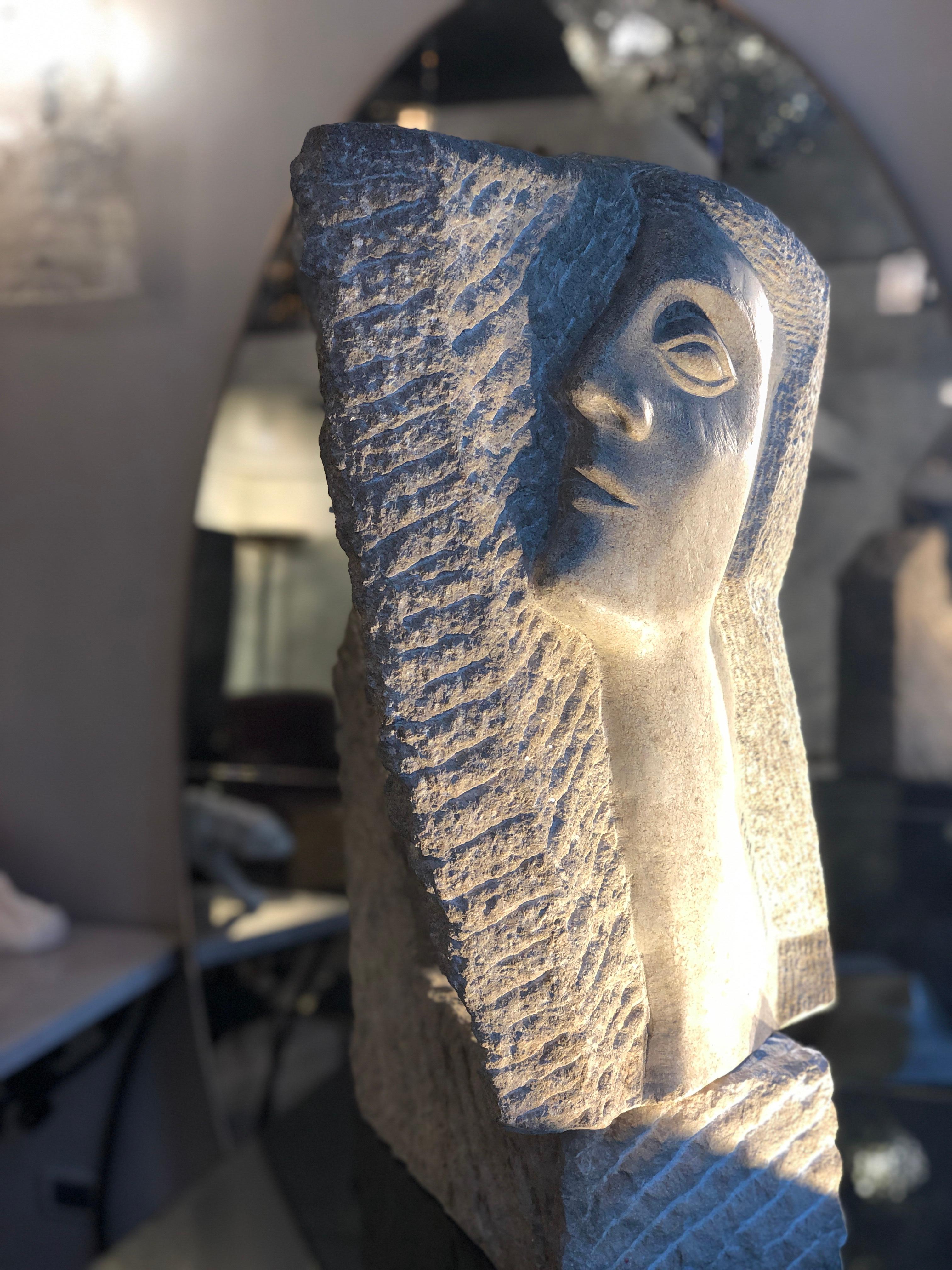 Art Deco sculpture, signed Ruhlmann, pink granite. Provenance: family object, Lyon region
The sculpture, showing a lady profile, is composed of two pieces : the base and the face. The face is mounted on a hinge which allows the piece to be turned