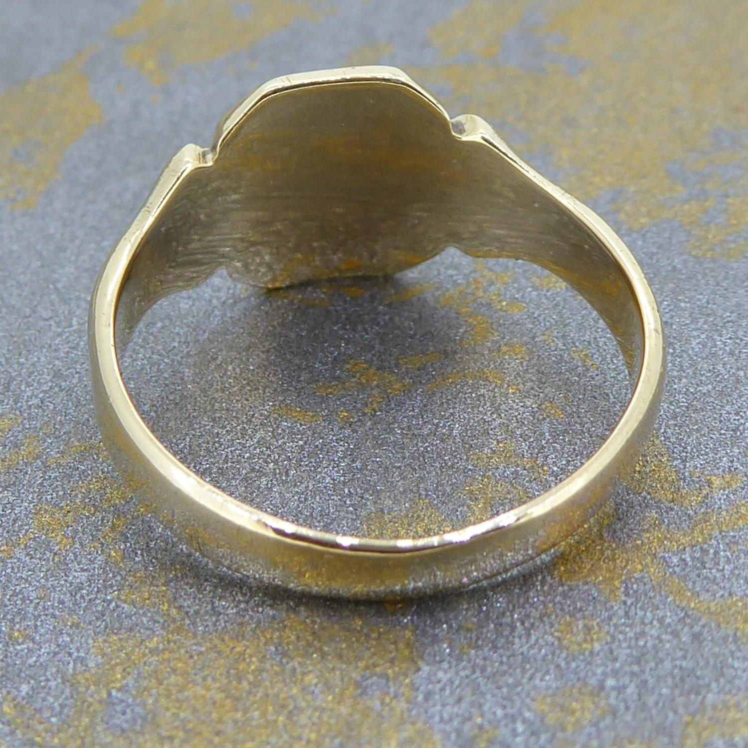 Art Deco Signet Ring in Yellow Gold and White Gold, Hallmarked Chester, 1928 In Good Condition In Yorkshire, West Yorkshire