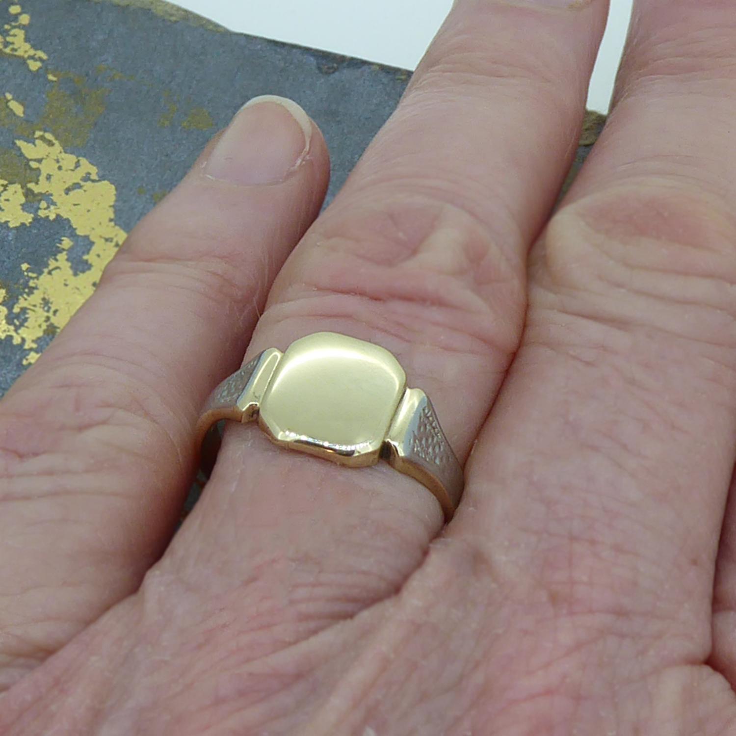 Art Deco Signet Ring in Yellow Gold and White Gold, Hallmarked Chester, 1928 1