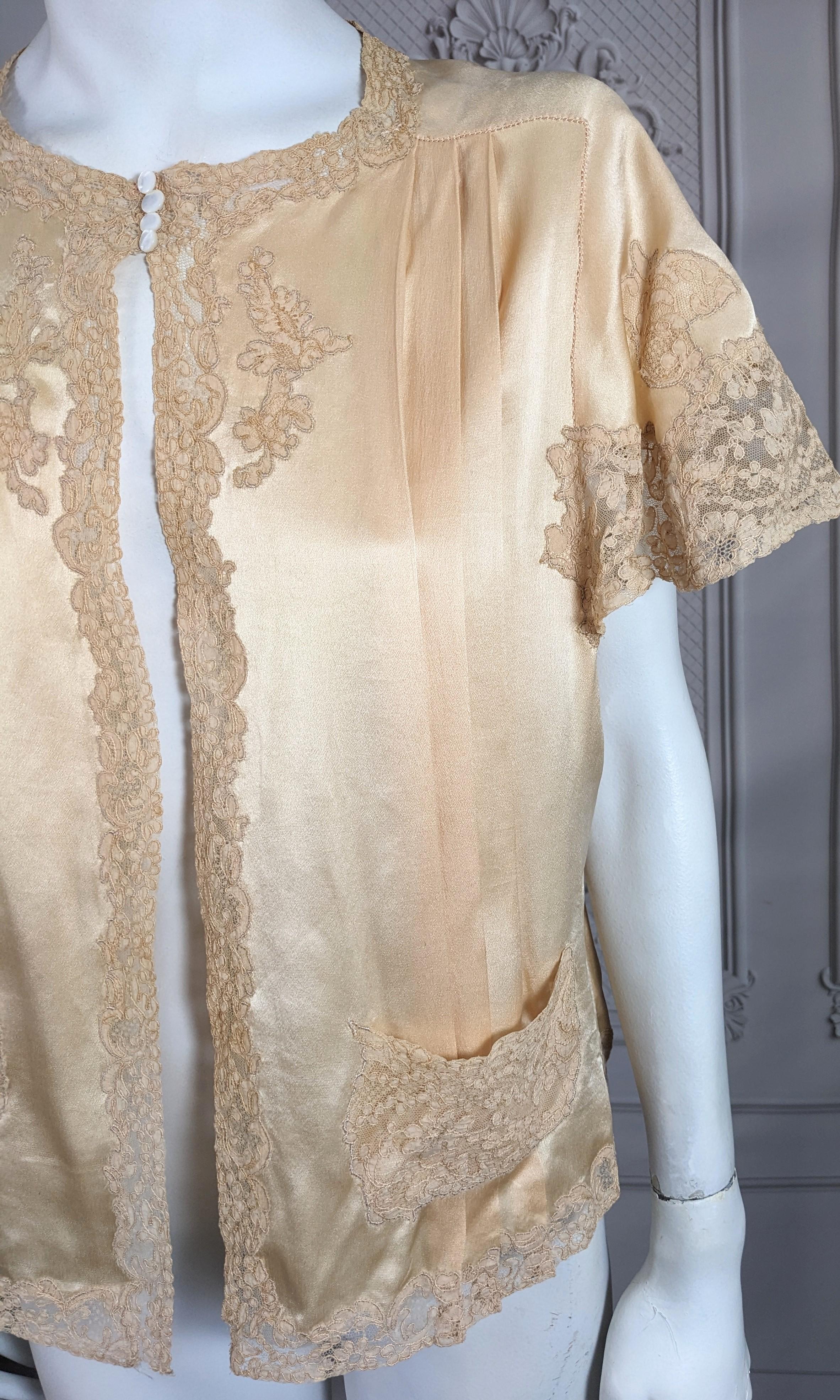 Beige Veste de lit Art déco en satin de soie et dentelle en vente