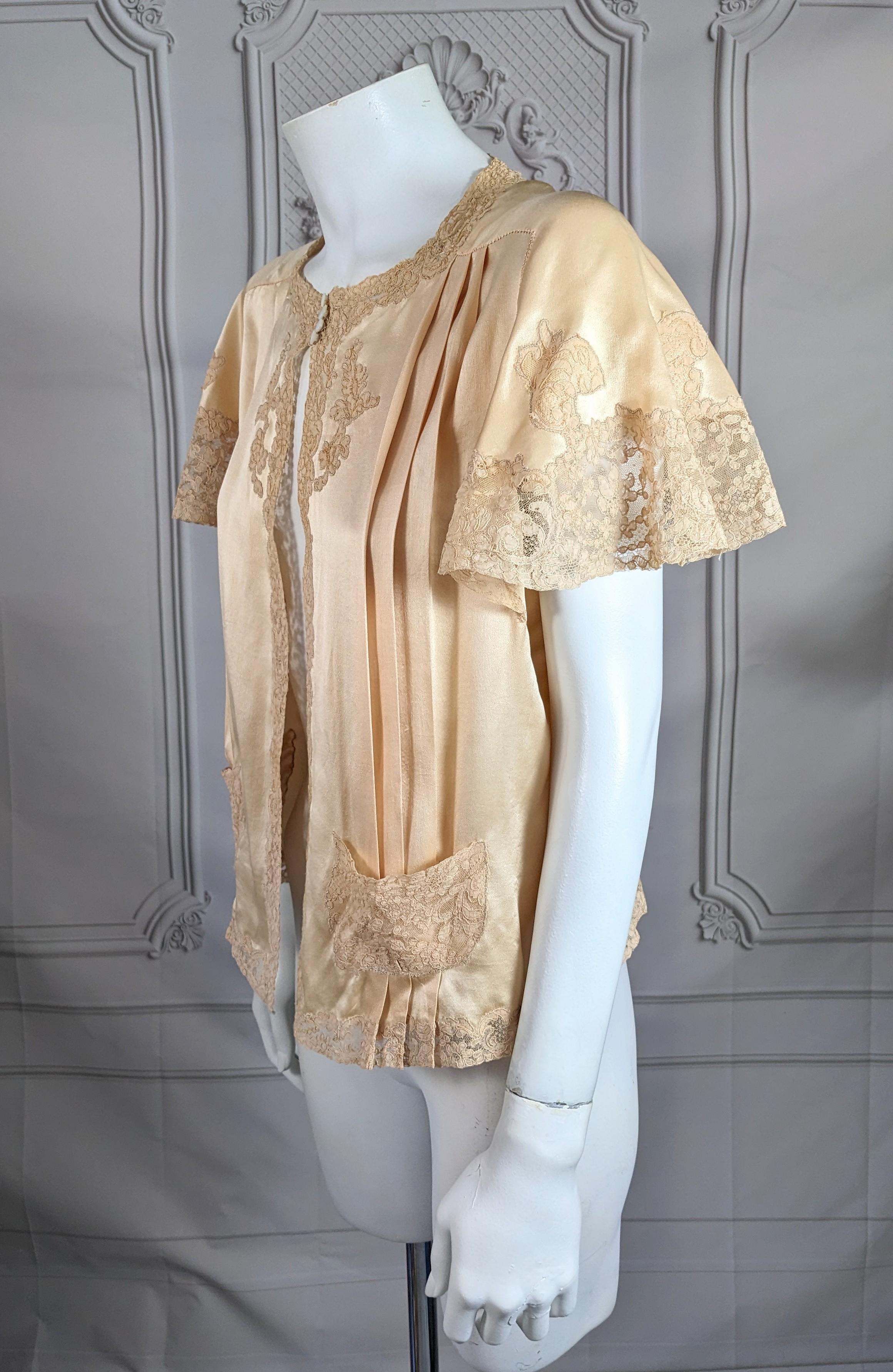 Veste de lit Art déco en satin de soie et dentelle Bon état - En vente à New York, NY
