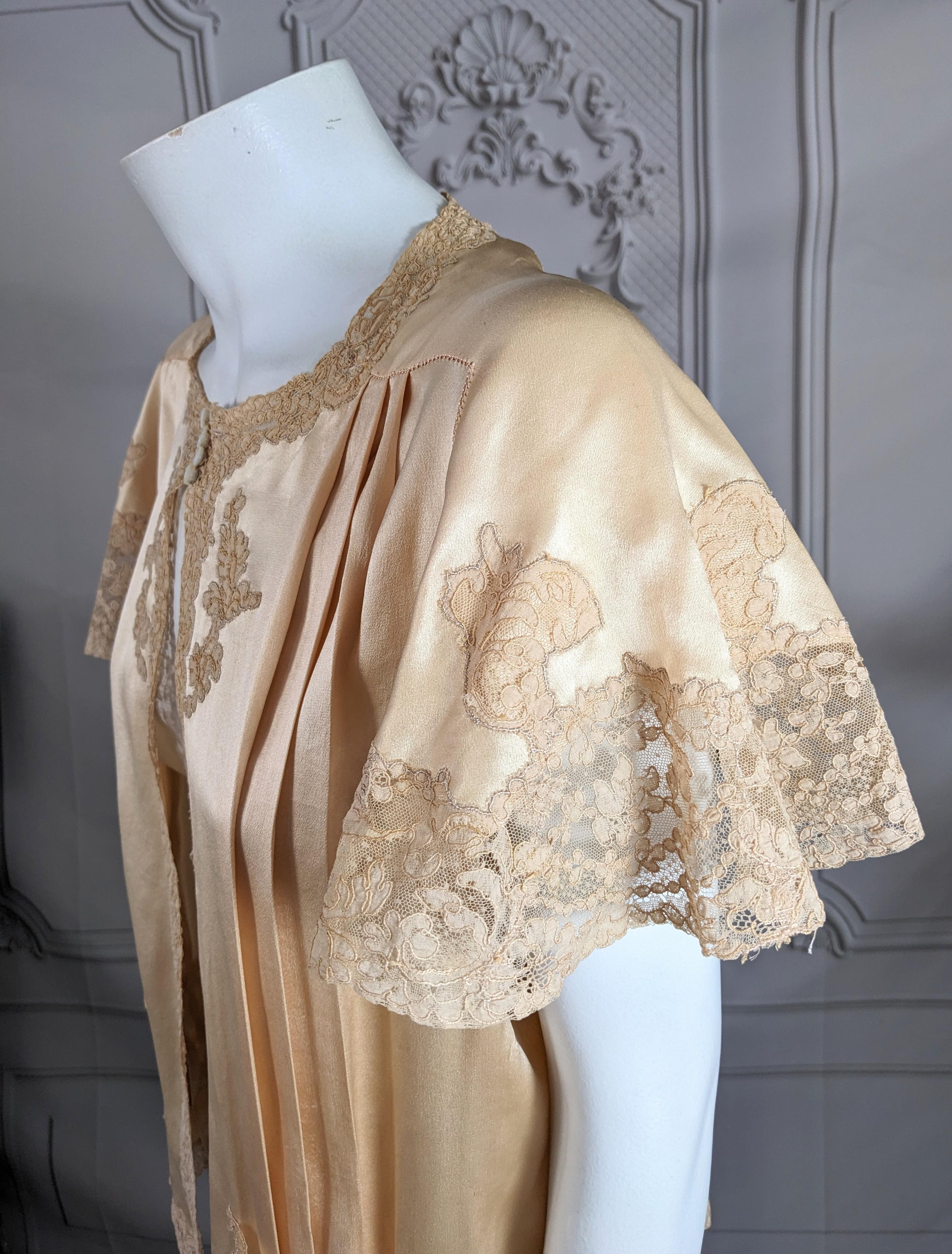 Veste de lit Art déco en satin de soie et dentelle Unisexe en vente