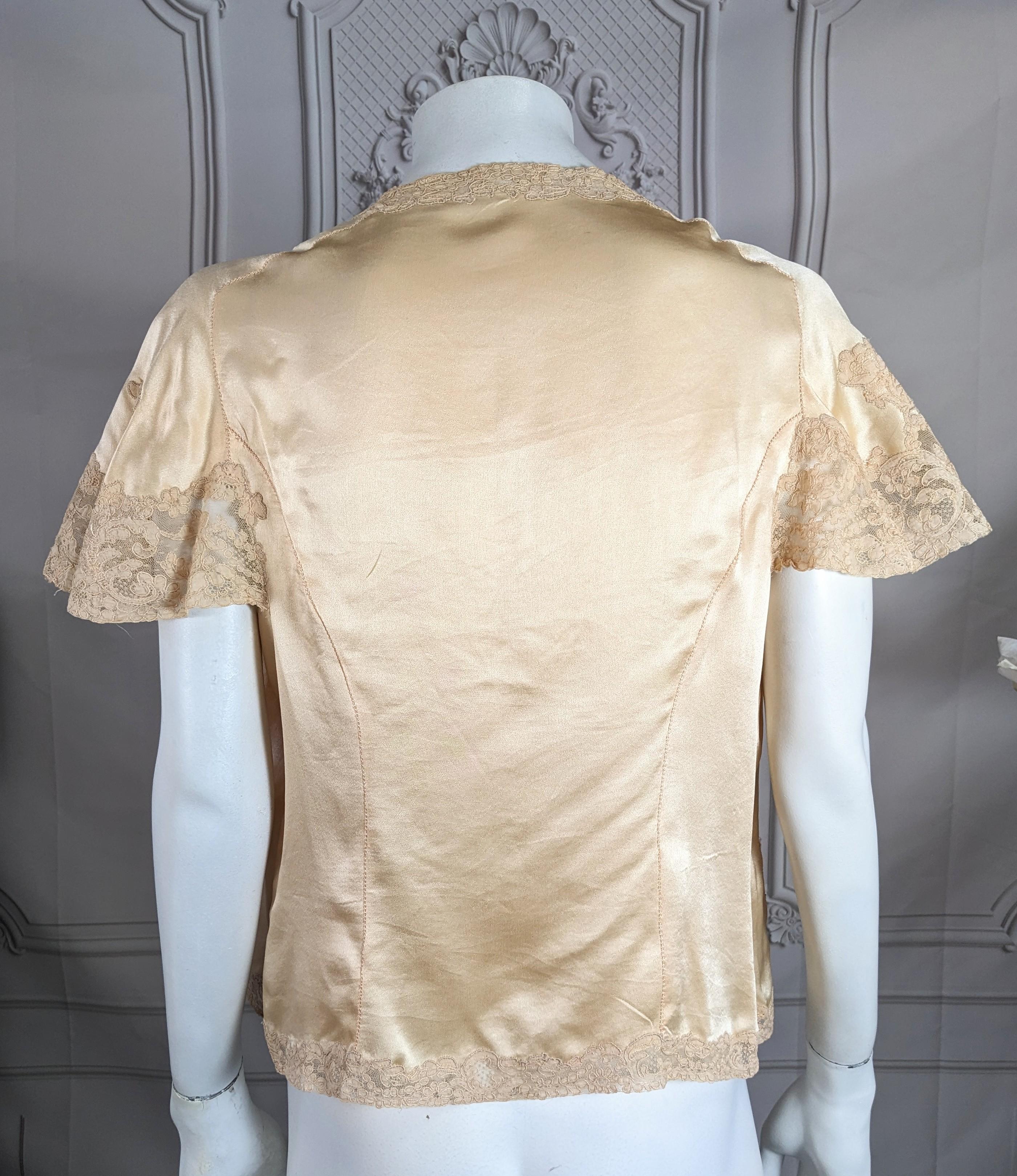 Veste de lit Art déco en satin de soie et dentelle en vente 1