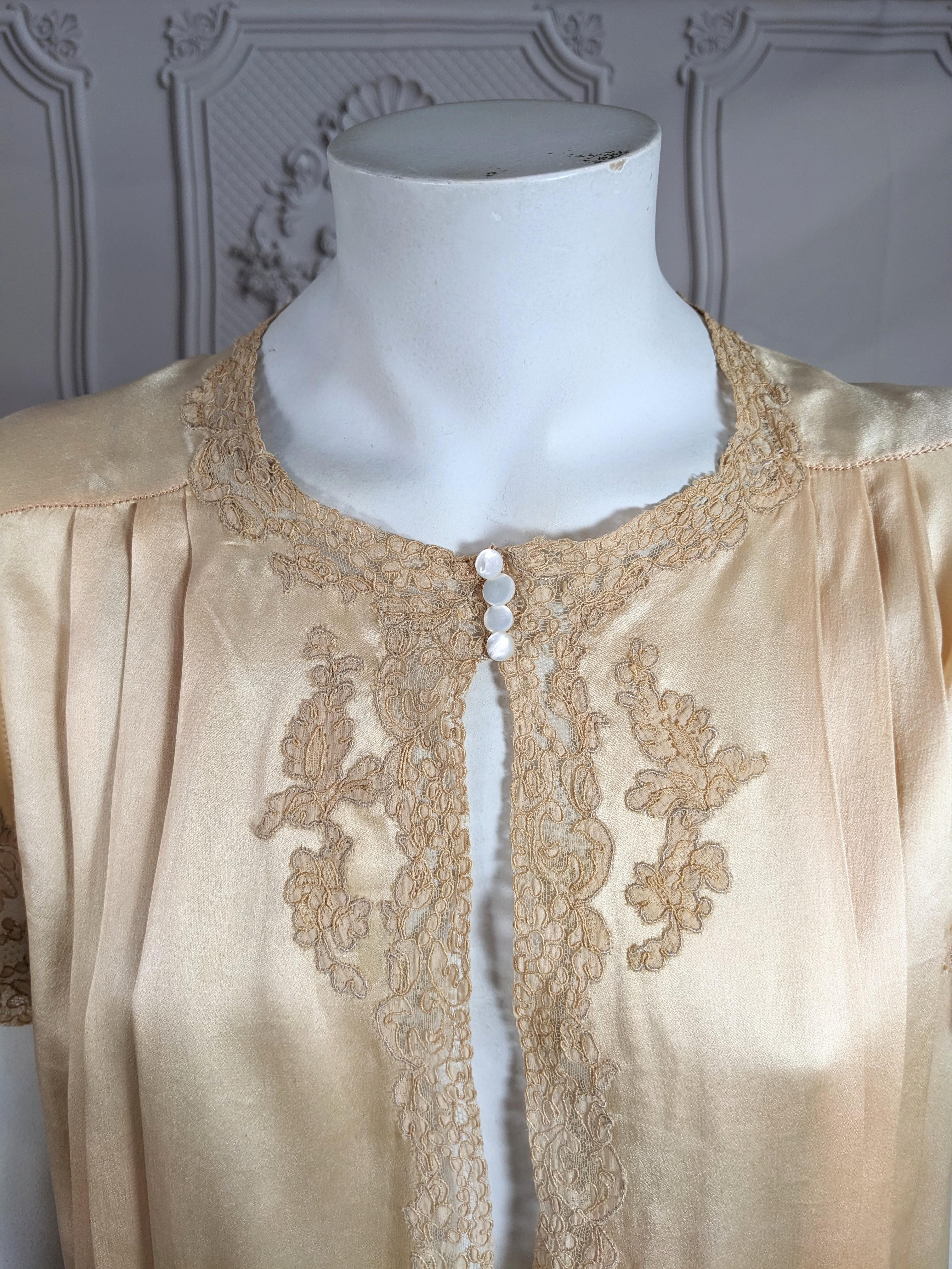 Veste de lit Art déco en satin de soie et dentelle en vente 2