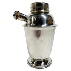 Shaker à cocktail en métal argenté Art Déco avec épaule évasée sur pied circulaire 