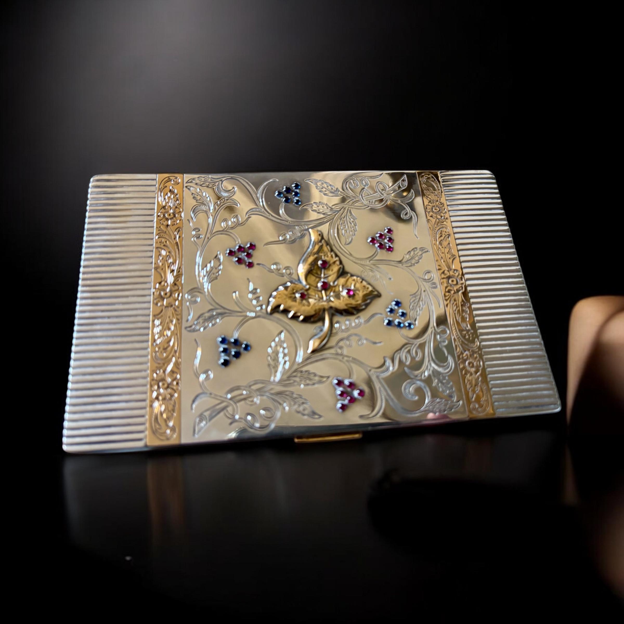 Donna Portavaso Art Deco in argento e oro con gemme incastonate Minaudière. 1930 circa in vendita
