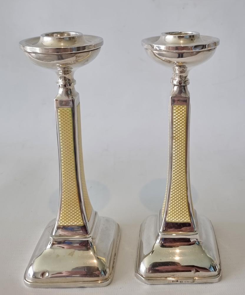 Candelieri Art Deco in argento e smalto giallo guilloché imperiale In condizioni discrete in vendita a London, GB