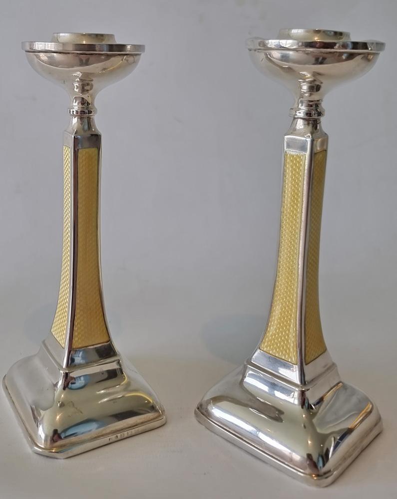 Inizio XX secolo Candelieri Art Deco in argento e smalto giallo guilloché imperiale in vendita