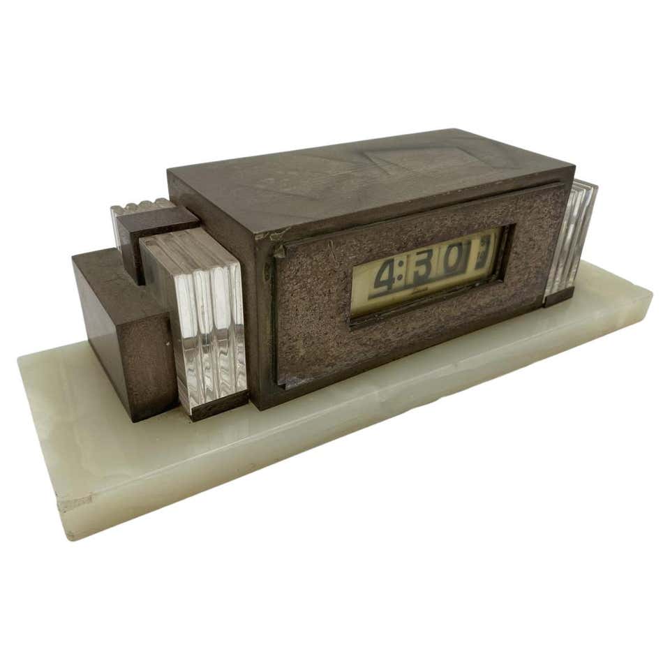 Iconic streamline Lawson Zephyr clock at 1stDibs