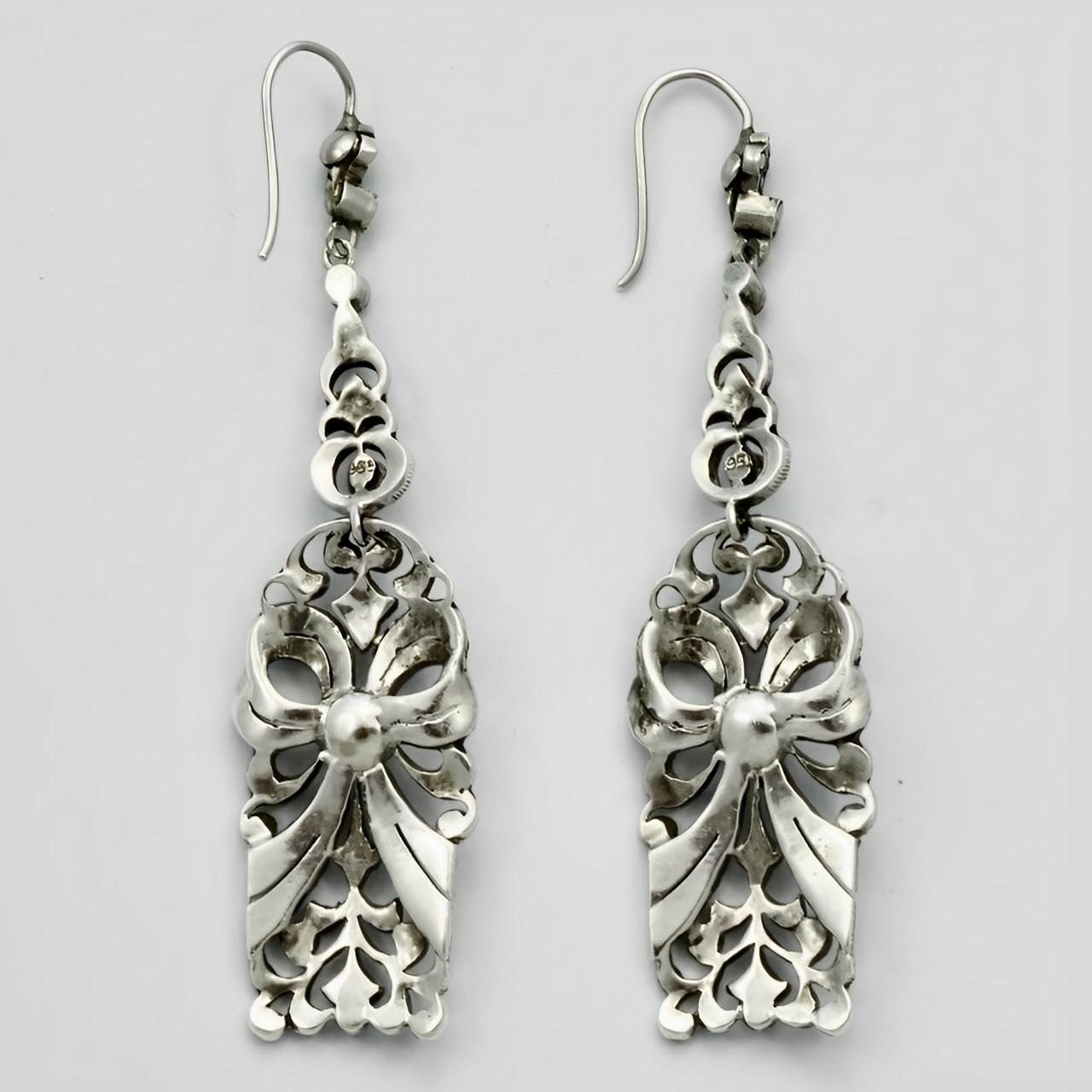 Splendidi orecchini in argento Art Deco 935 con marcasite e perle coltivate mabe. Misura 7 cm di lunghezza e circa 1,6 cm di larghezza. Gli orecchini sono in ottime condizioni.

Sono favolosi e sarebbero perfetti per un matrimonio o un'occasione
