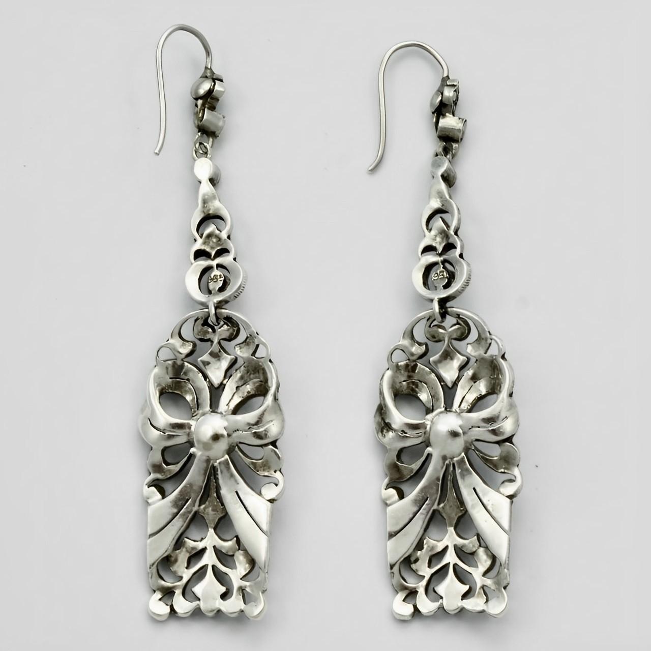 Superbes boucles d'oreilles en argent 935 Art Deco serties de marcassites et de perles de culture mabé. Longueur 7 cm / 2,75 pouces et largeur approximative 1,6 cm / 0,6 pouce. Les boucles d'oreilles sont en très bon état.

Elles sont fabuleuses et