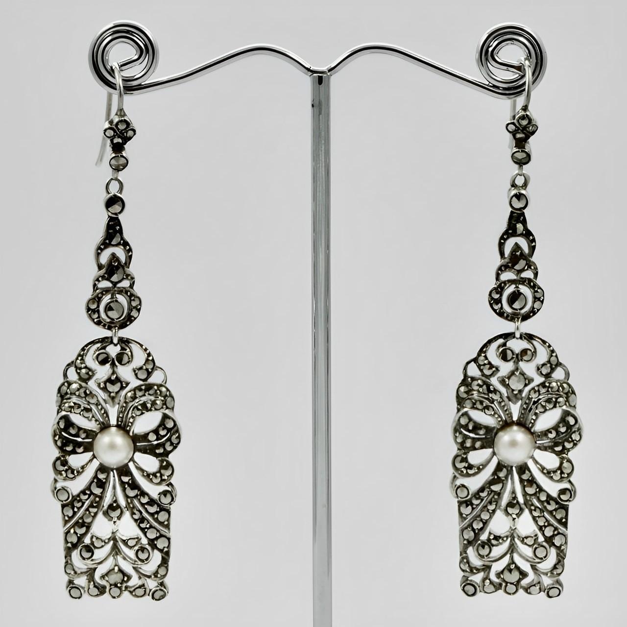 Art Deco Silver and Marcasite Earrings set with Mabe Cultured Pearls circa 1920s In Good Condition For Sale In London, GB