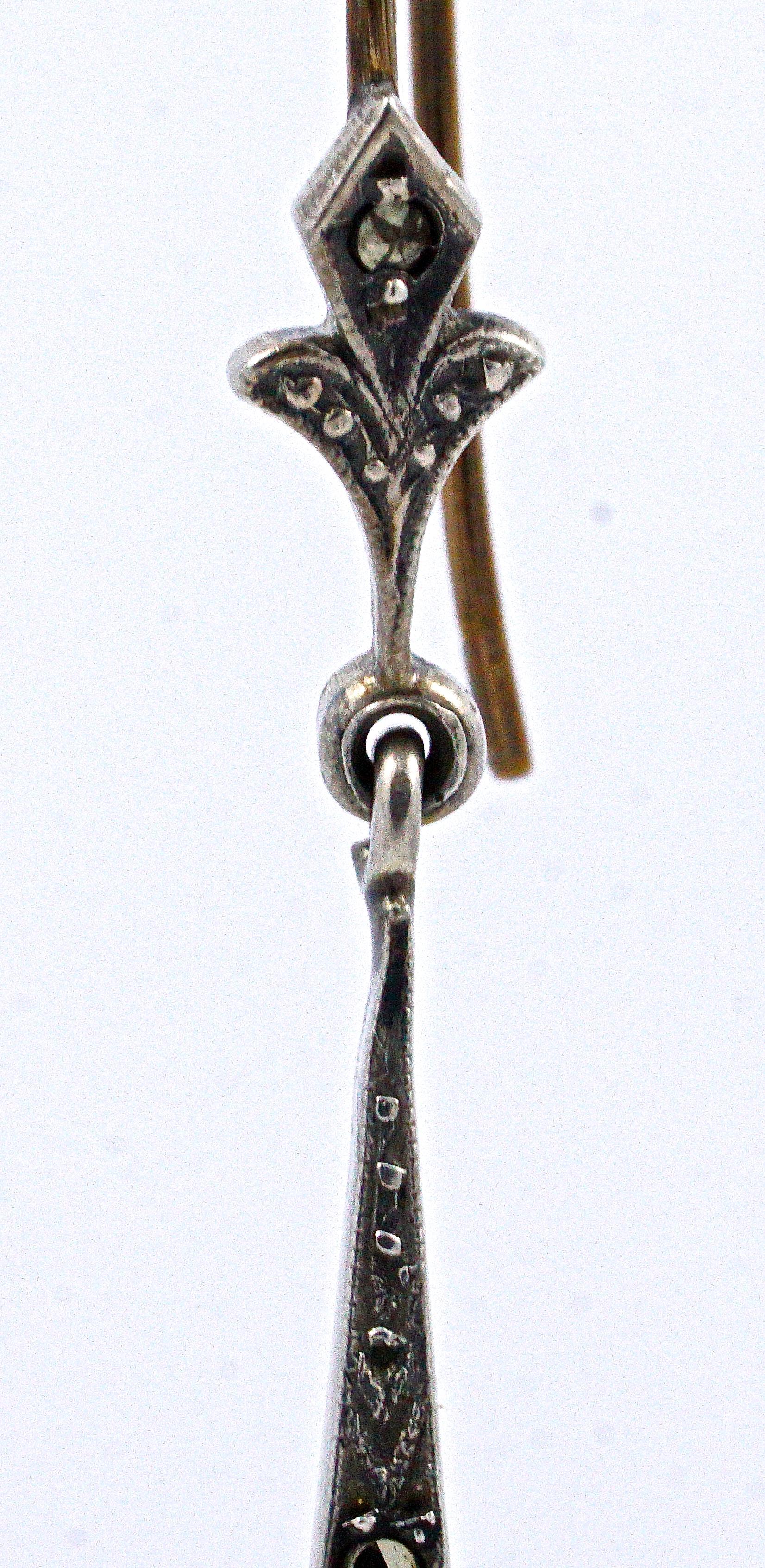
Ein sehr stilvolles Paar Art-Déco-Ohrringe aus Silber, besetzt mit Markasiten und unechten Perlentropfen. Die Goldhaken sind wahrscheinlich vergoldet. Messen Länge 4,7 cm / 1,85 Zoll, die Ohrringe sind nicht markiert, sondern Test für Silber. An