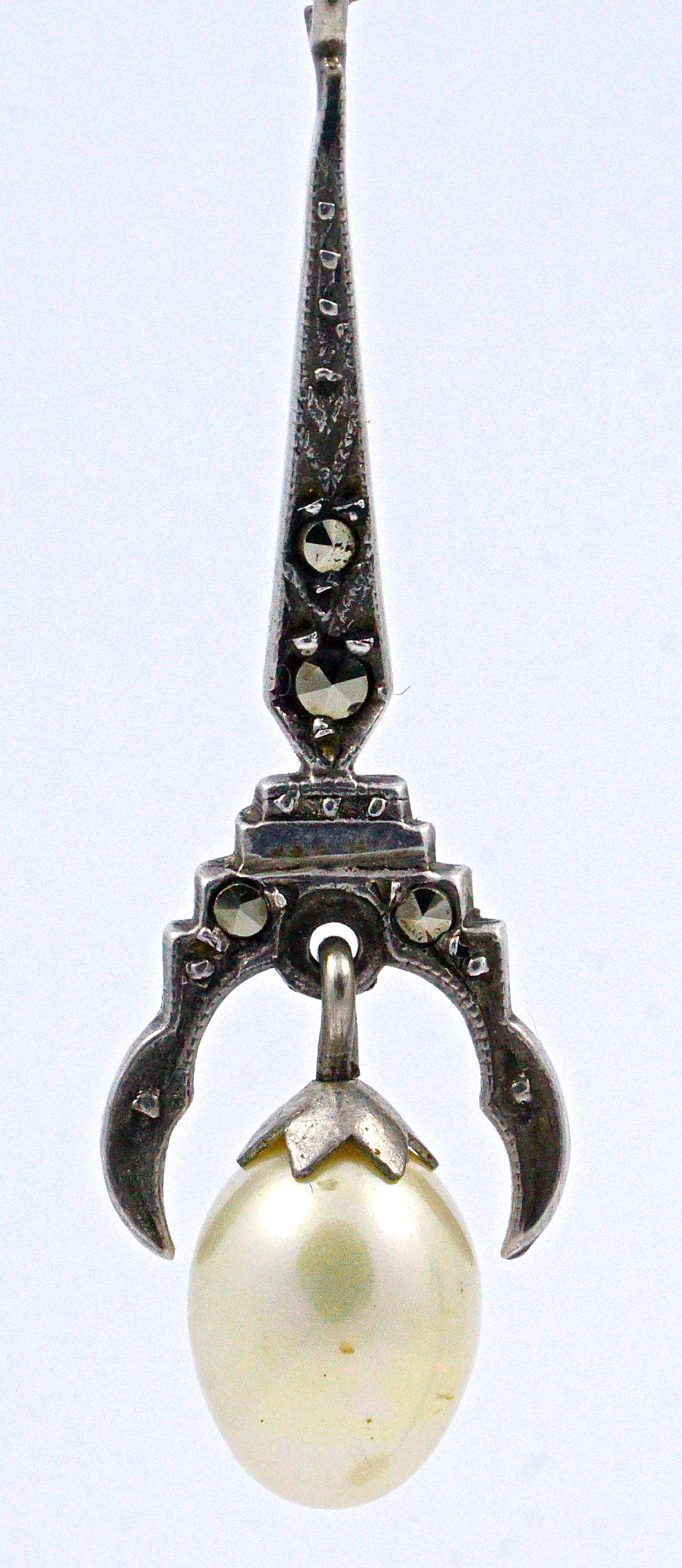 Art déco-Ohrringe aus Silber und Marcasite mit cremefarbenen Kunstperlentropfen im Art déco-Stil (Rundschliff) im Angebot