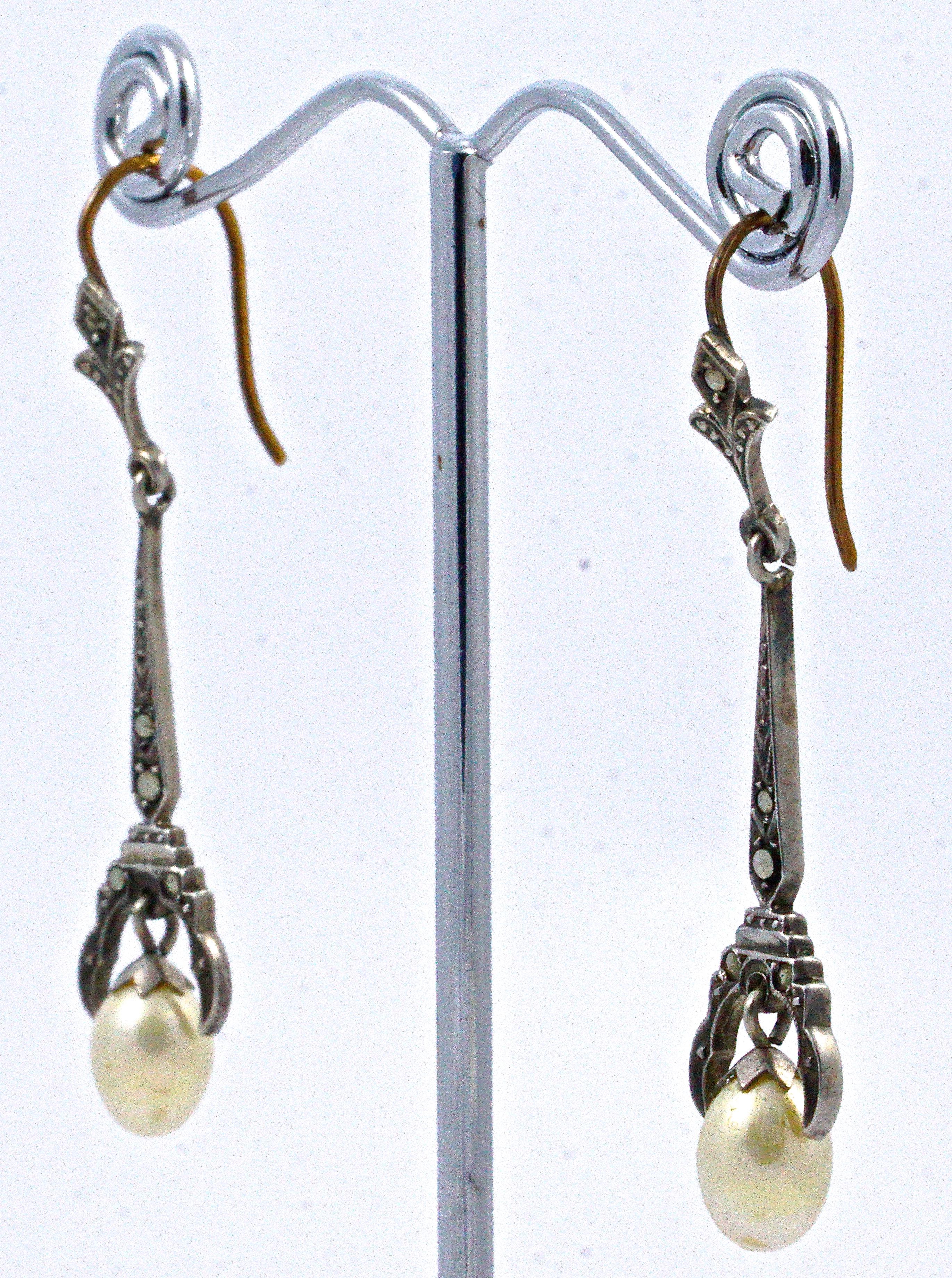 Art déco-Ohrringe aus Silber und Marcasite mit cremefarbenen Kunstperlentropfen im Art déco-Stil im Zustand „Gut“ im Angebot in London, GB