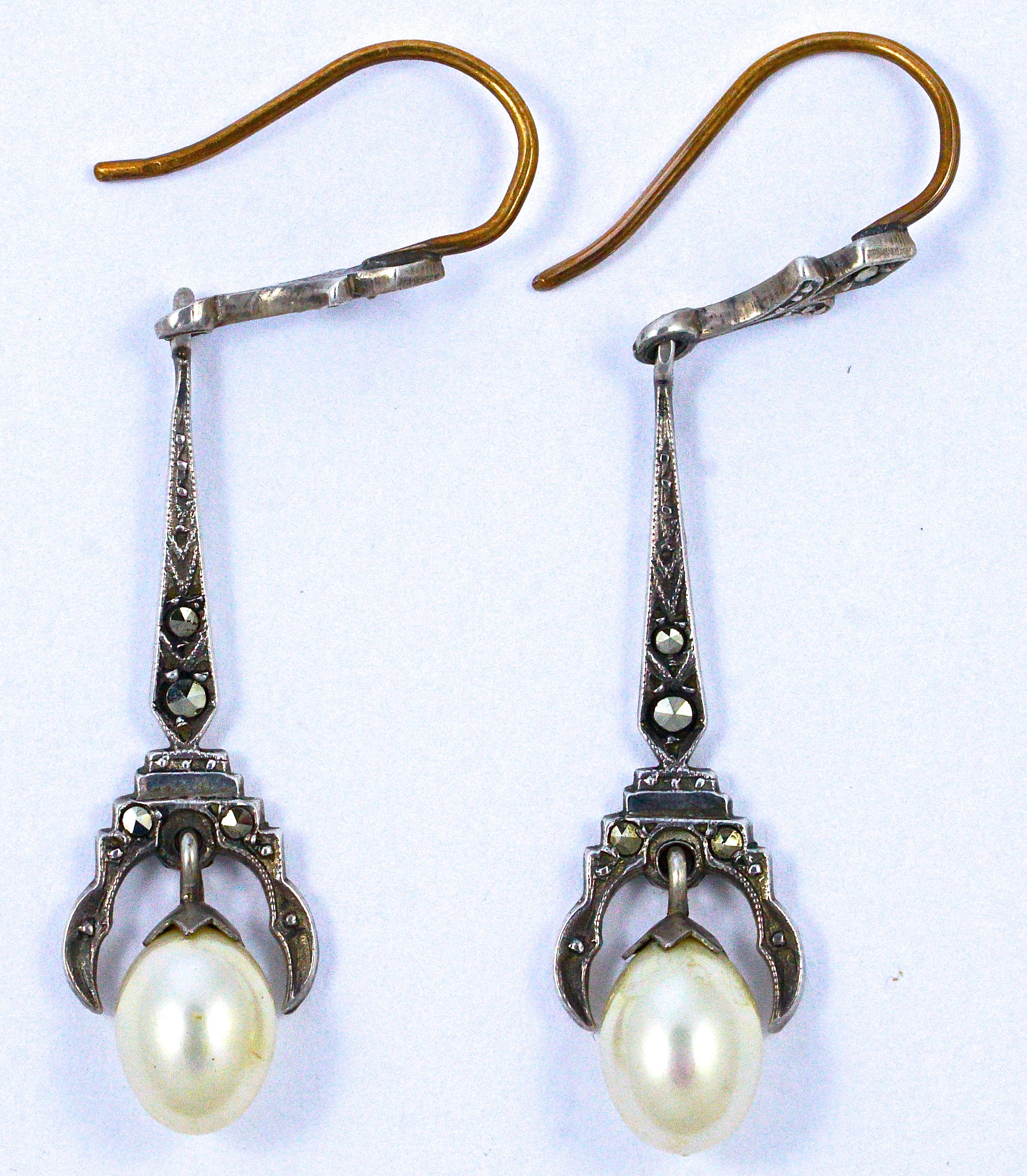 Art déco-Ohrringe aus Silber und Marcasite mit cremefarbenen Kunstperlentropfen im Art déco-Stil im Angebot 2