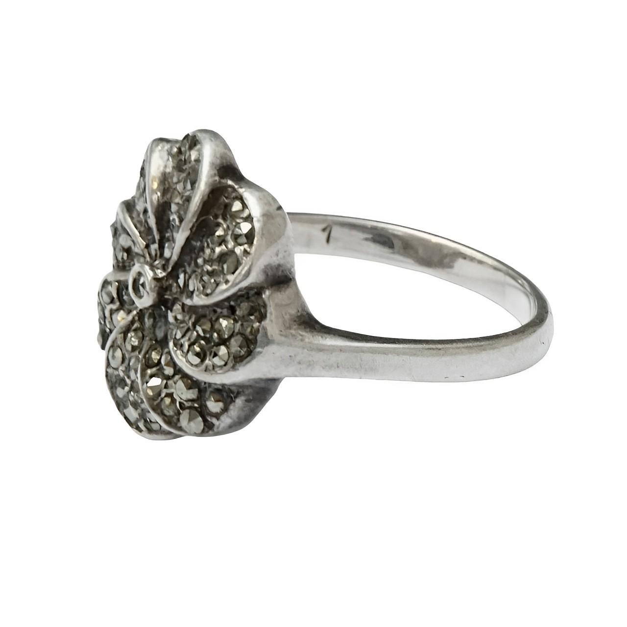Wonderful Art Deco silver ring set with marcasites, and featuring a lovely flower design. There are no stamps, the ring has tested for silver. Ring size UK P / US 7 1/2, inside diameter 1.9 cm / .74 inch, and the flower is diameter 1.65 cm / .65